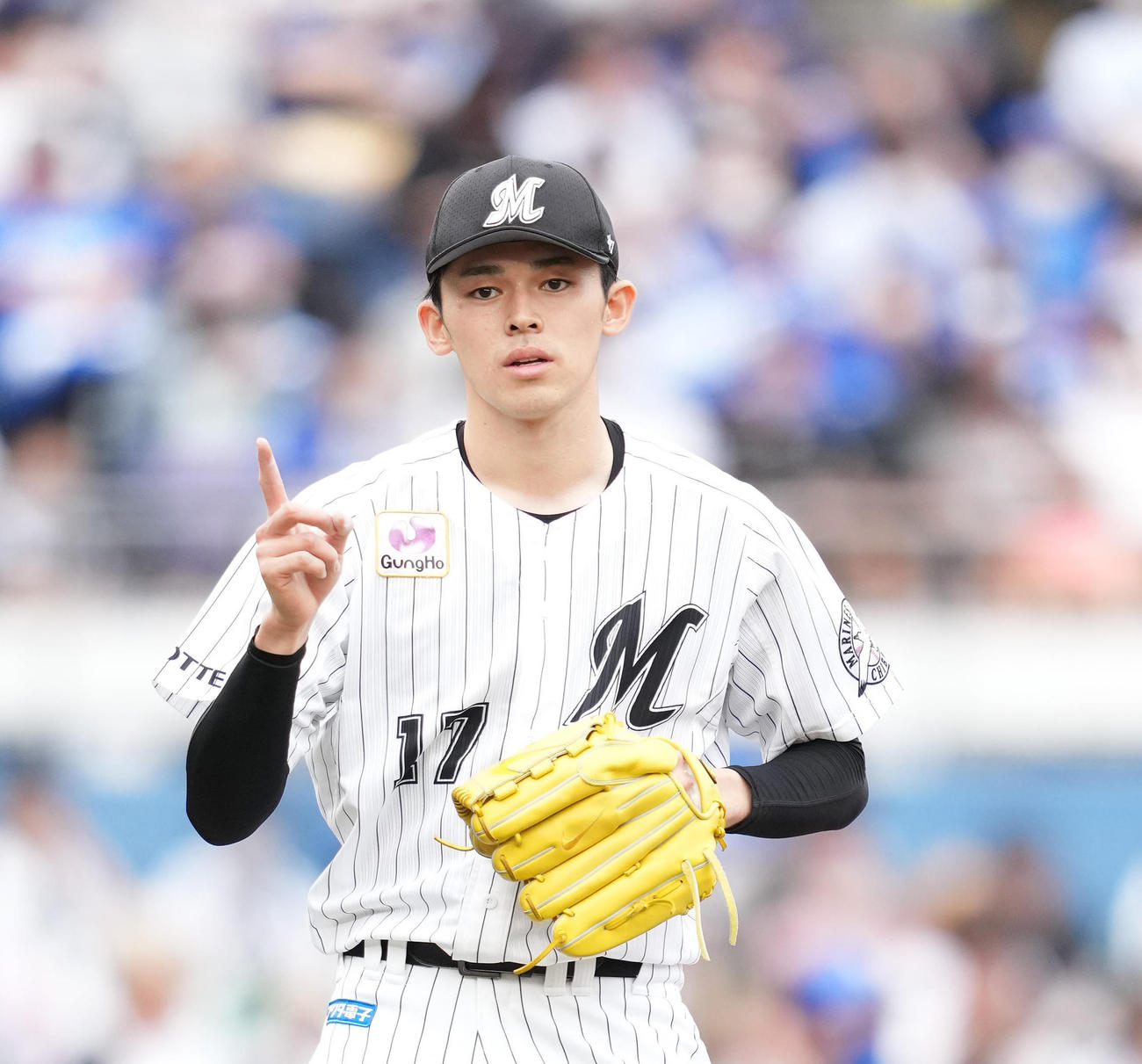 5回表DeNA無死、桑原を遊ゴロに仕留めた後、指をさす佐々木朗希（撮影・鈴木みどり）