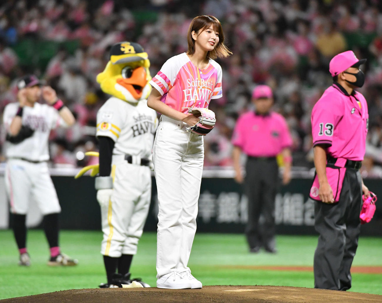 ソフトバンク対ヤクルト　始球式を務めた、櫻坂46の関有美子（撮影・岩下翔太）