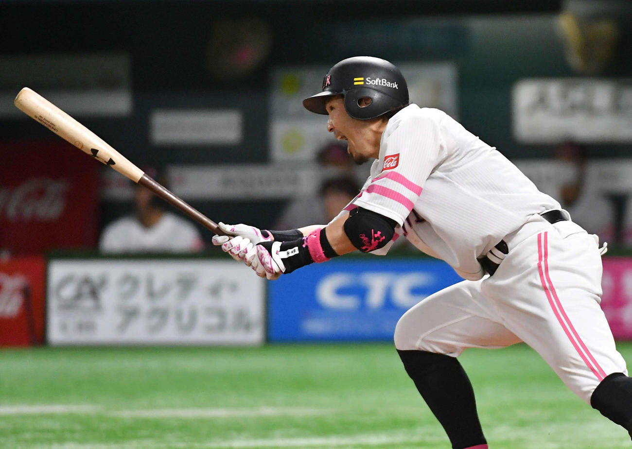 ソフトバンク対ヤクルト　3回裏ソフトバンク無死、松田は中前安打を放つ（撮影・岩下翔太）