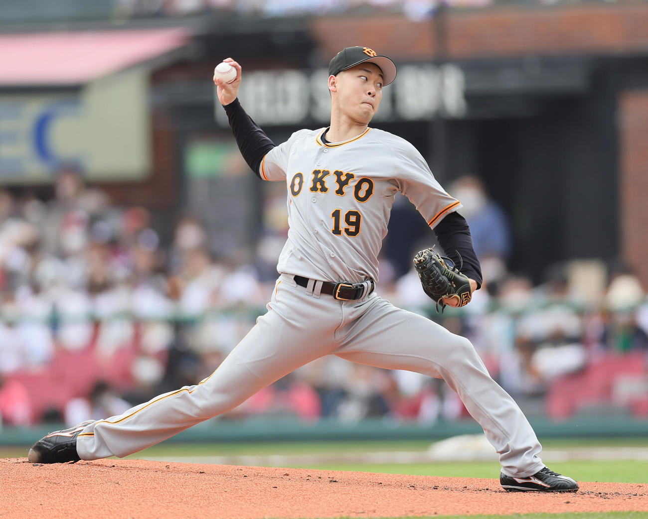 楽天対巨人　巨人先発の山崎伊織（撮影・足立雅史）