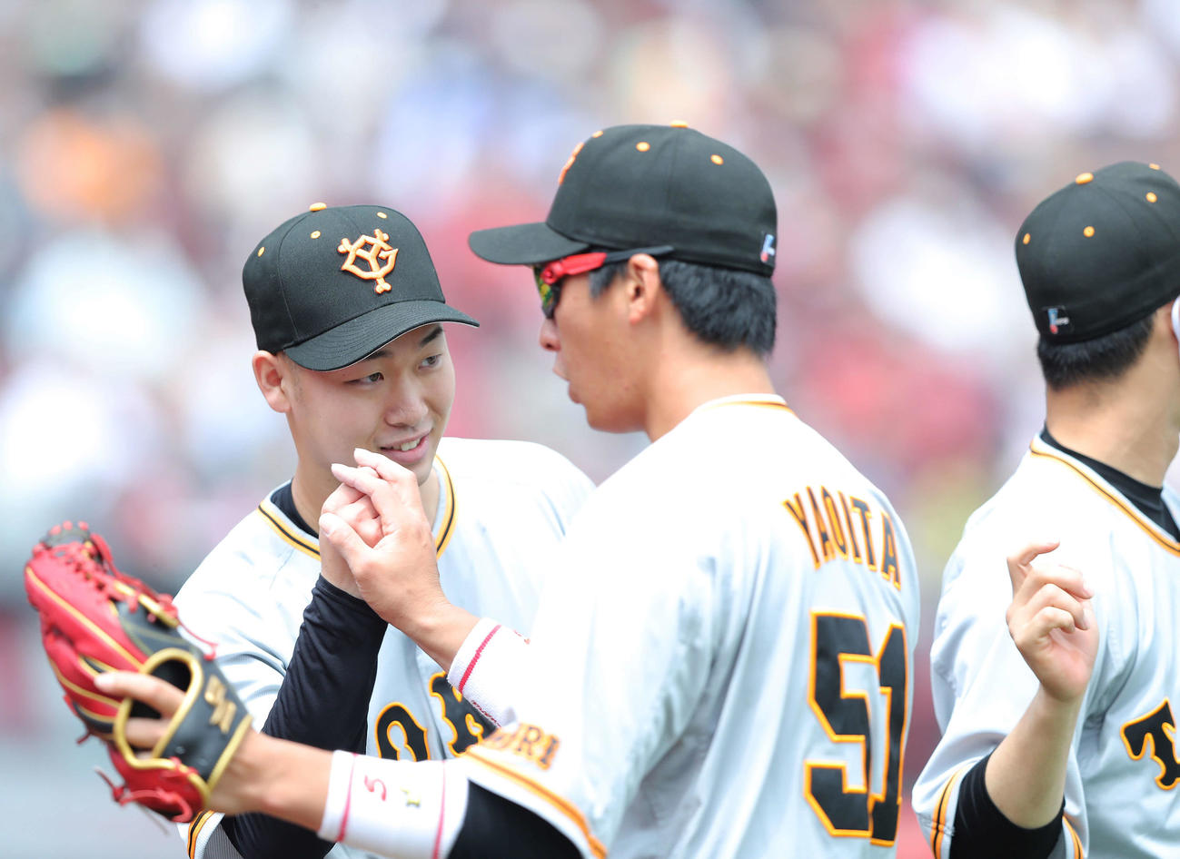 楽天対巨人　1回裏を抑え、ナインを迎える巨人先発の山崎伊織（撮影・河田真司）