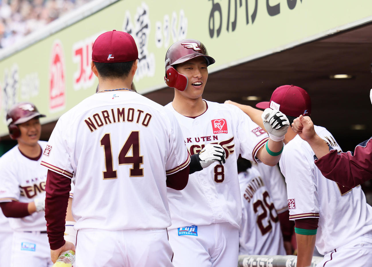 楽天対巨人　2回裏楽天2死一、二塁、辰己（中央右）は1イニング2本目となる3点本塁打を放ちタッチを交わす（撮影・足立雅史）