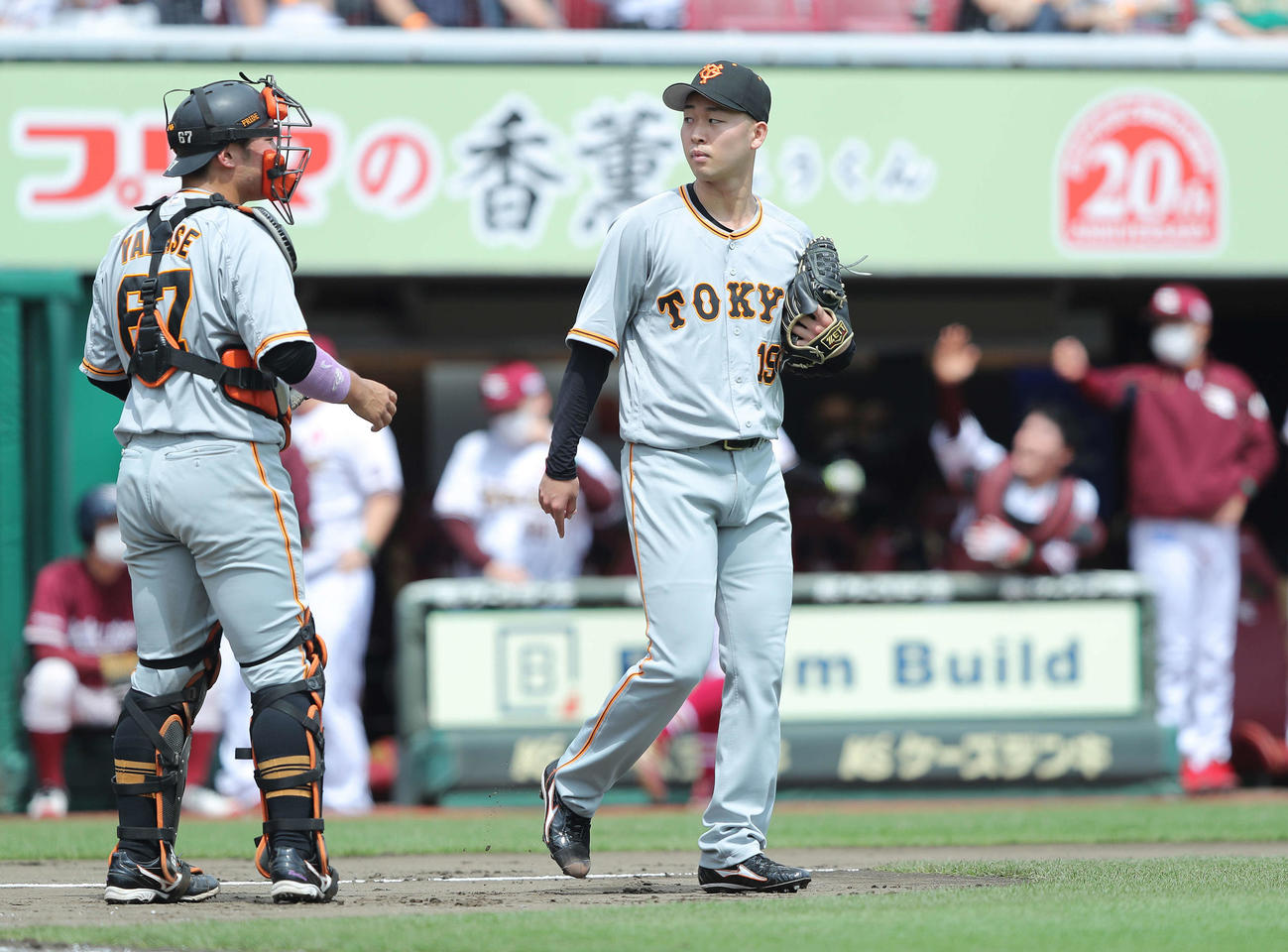 楽天対巨人　2回裏楽天2死一塁、小深田に適時二塁打を許し、山瀬（左）と言葉を交わす山崎伊（撮影・河田真司）