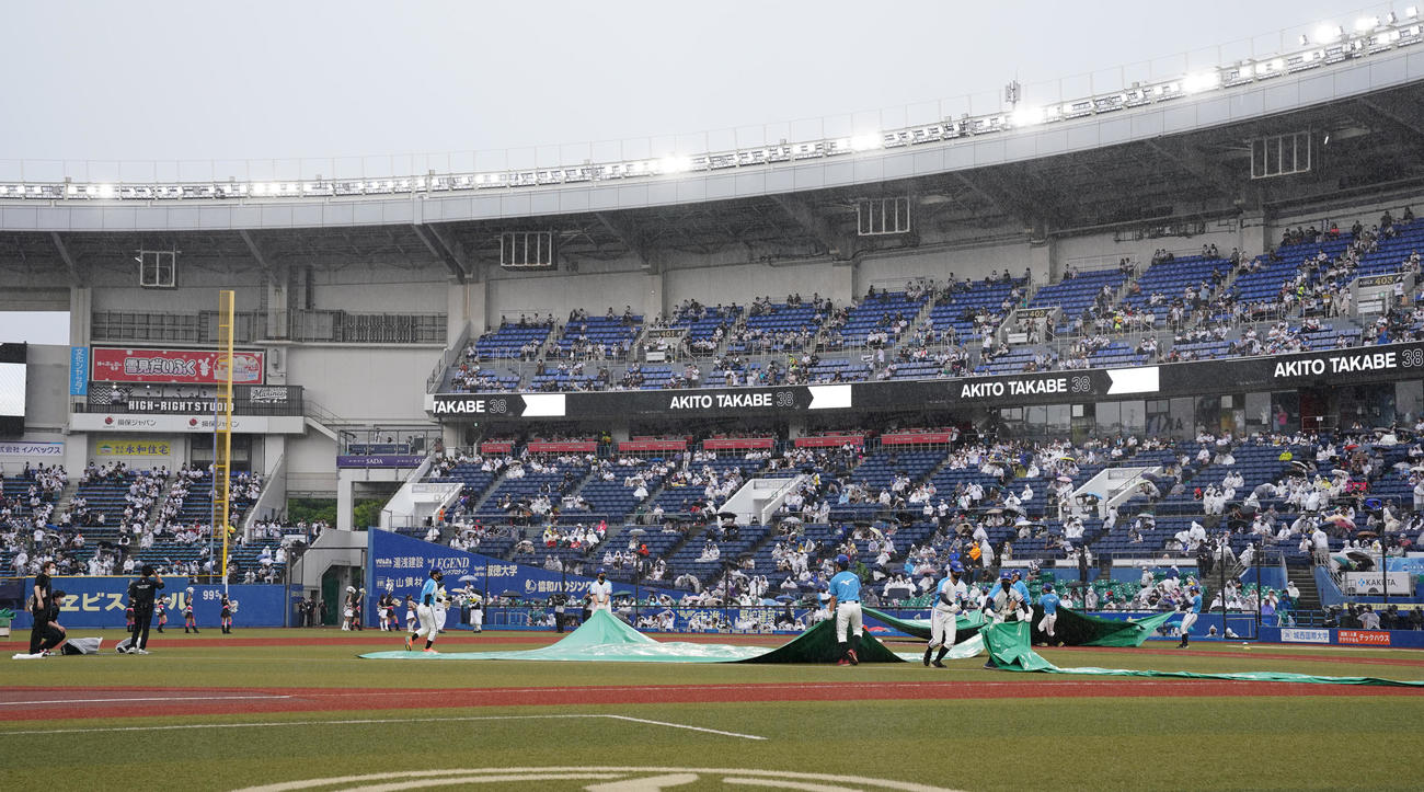 ロッテ対DeNA　試合前に雨が降り始め、マウンドにシートがかぶせられる（撮影・鈴木みどり）