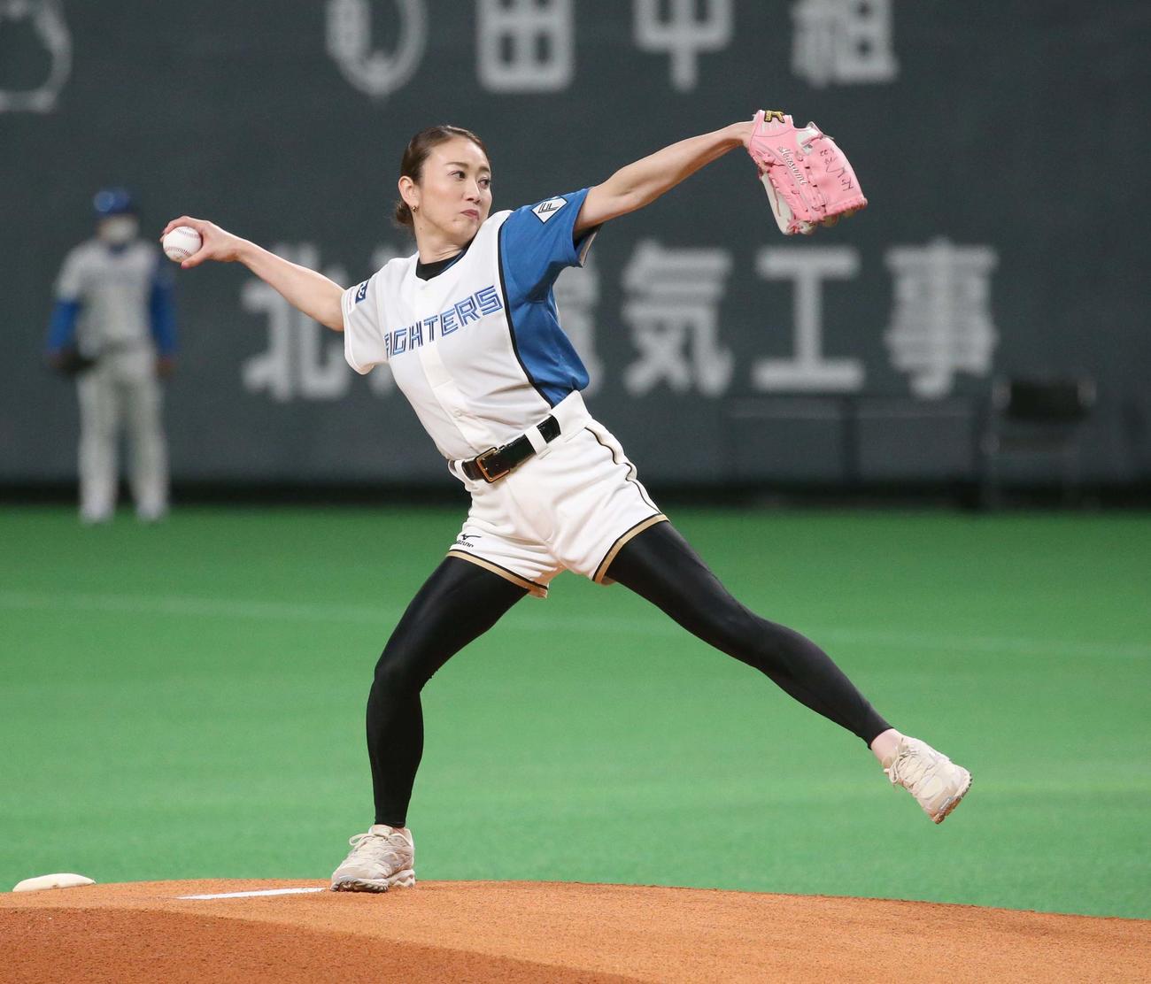 日本ハム対中日　始球式を務めた元水泳選手の田中雅美氏（撮影・黒川智章）