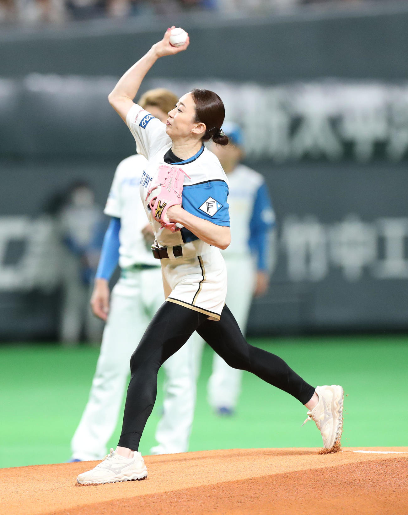 日本ハム対中日　試合前、始球式を務めるシドニー五輪銅メダルの田中雅美（撮影・佐藤翔太）