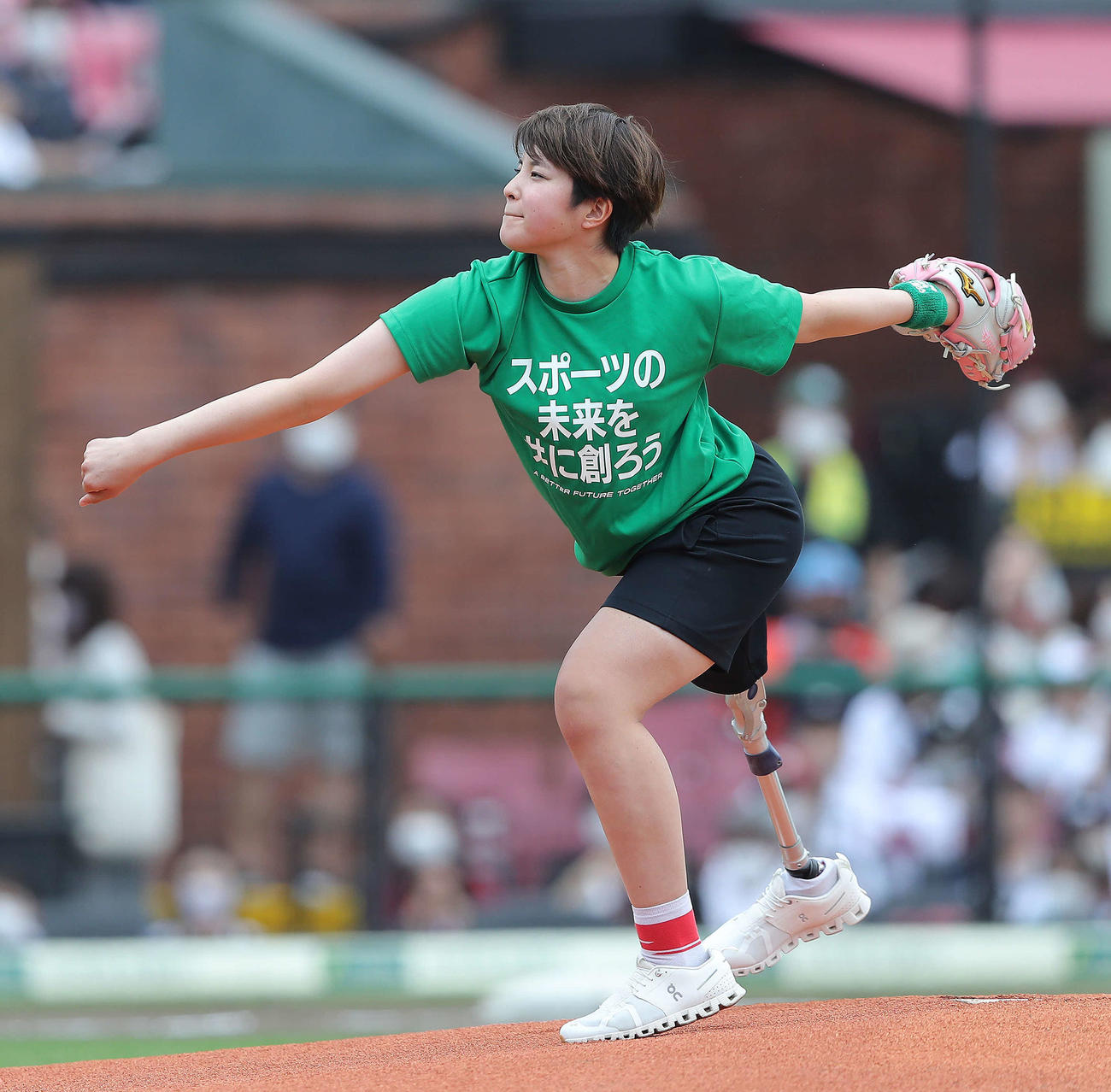 楽天対巨人　試合開始前、東京パラリンピック自転車競技日本代表の藤井（撮影・河田真司）