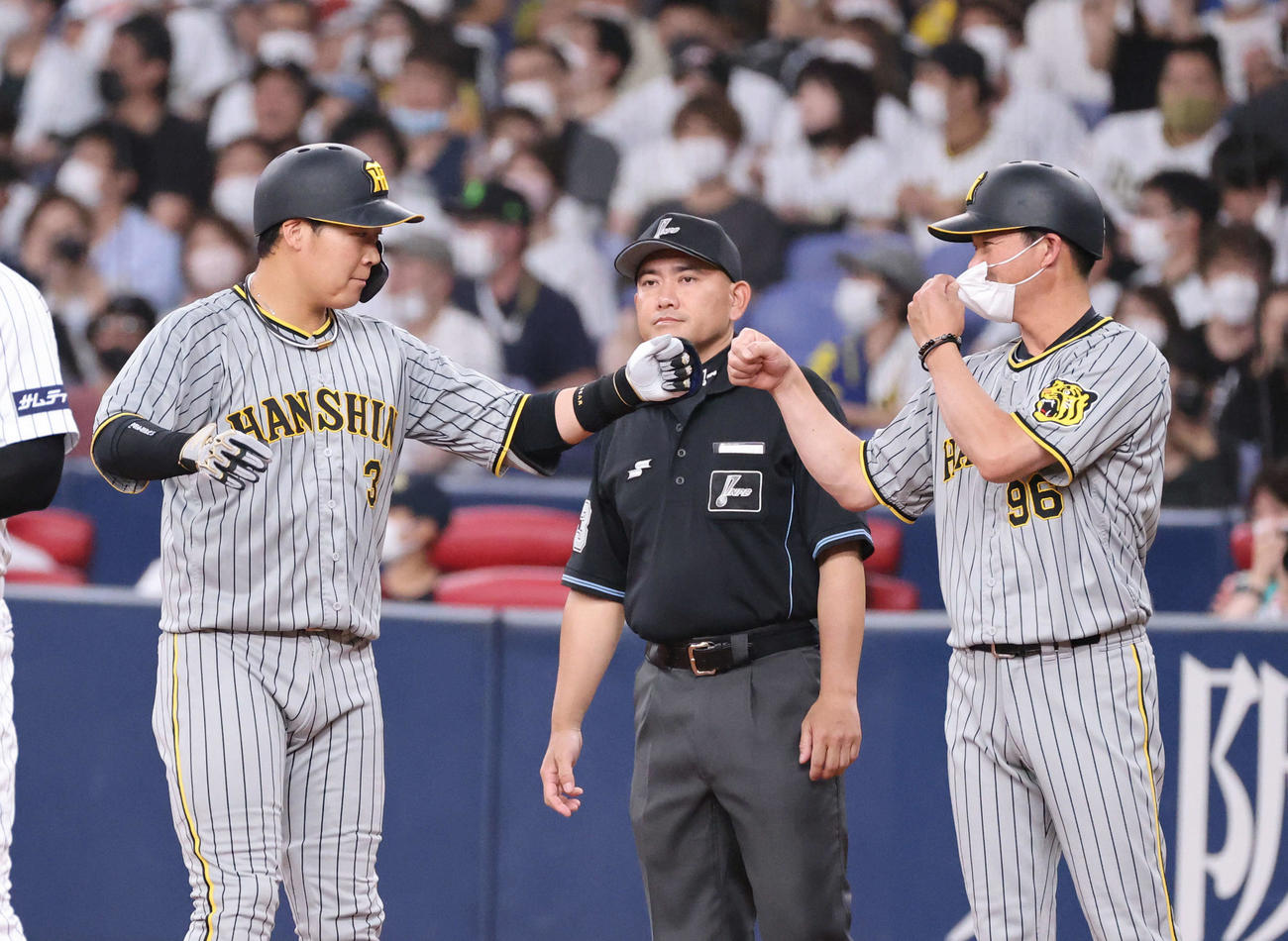 オリックス対阪神　5回表阪神2死満塁、右2点適時打を放った大山（左）（撮影・加藤孝規）