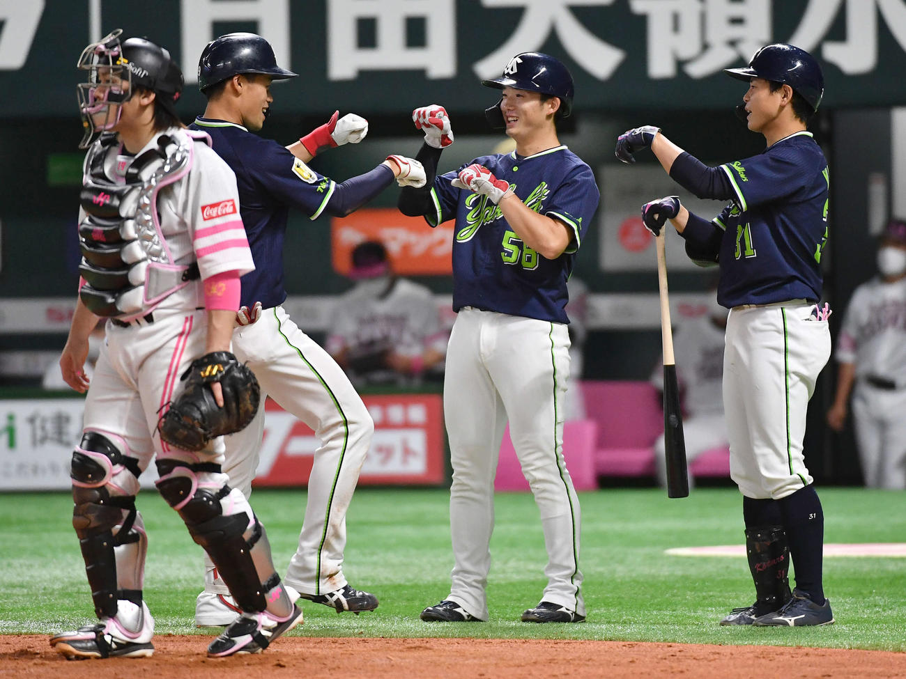 ソフトバンク対ヤクルト　8回表ヤクルト1死二塁、左越え2点本塁打を放った塩見泰隆（左から2人目）は、右から山崎、長岡と笑顔でポーズを決める（撮影・岩下翔太）