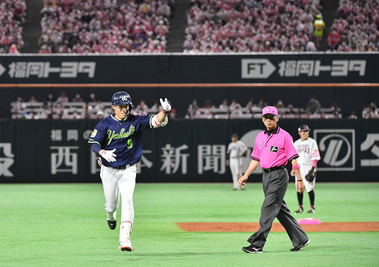 ソフトバンク対ヤクルト　8回表ヤクルト1死二塁、左越え2点本塁打を放ち、ガッツポーズしながらダイヤモンドを1周する塩見泰隆（撮影・岩下翔太）
