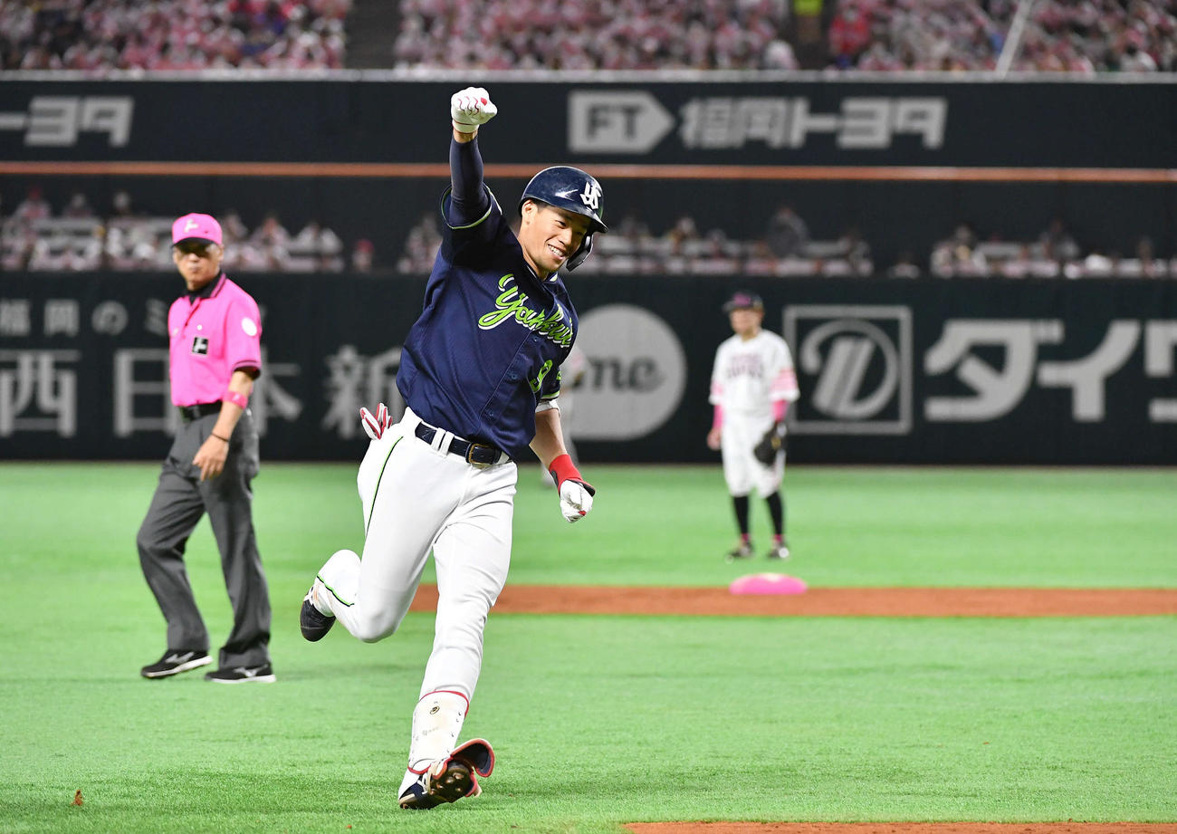 ソフトバンク対ヤクルト　8回表ヤクルト1死二塁、左越え2点本塁打を放ち、笑顔でガッツポーズしながら三塁を回る塩見泰隆（撮影・岩下翔太）