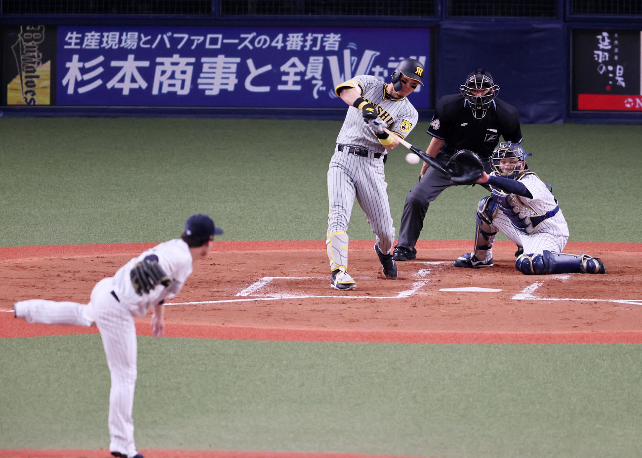 オリックス対阪神　3回表阪神2死一、二塁、佐藤輝は右前適時打を放つ。投手は宮城（撮影・加藤哉）
