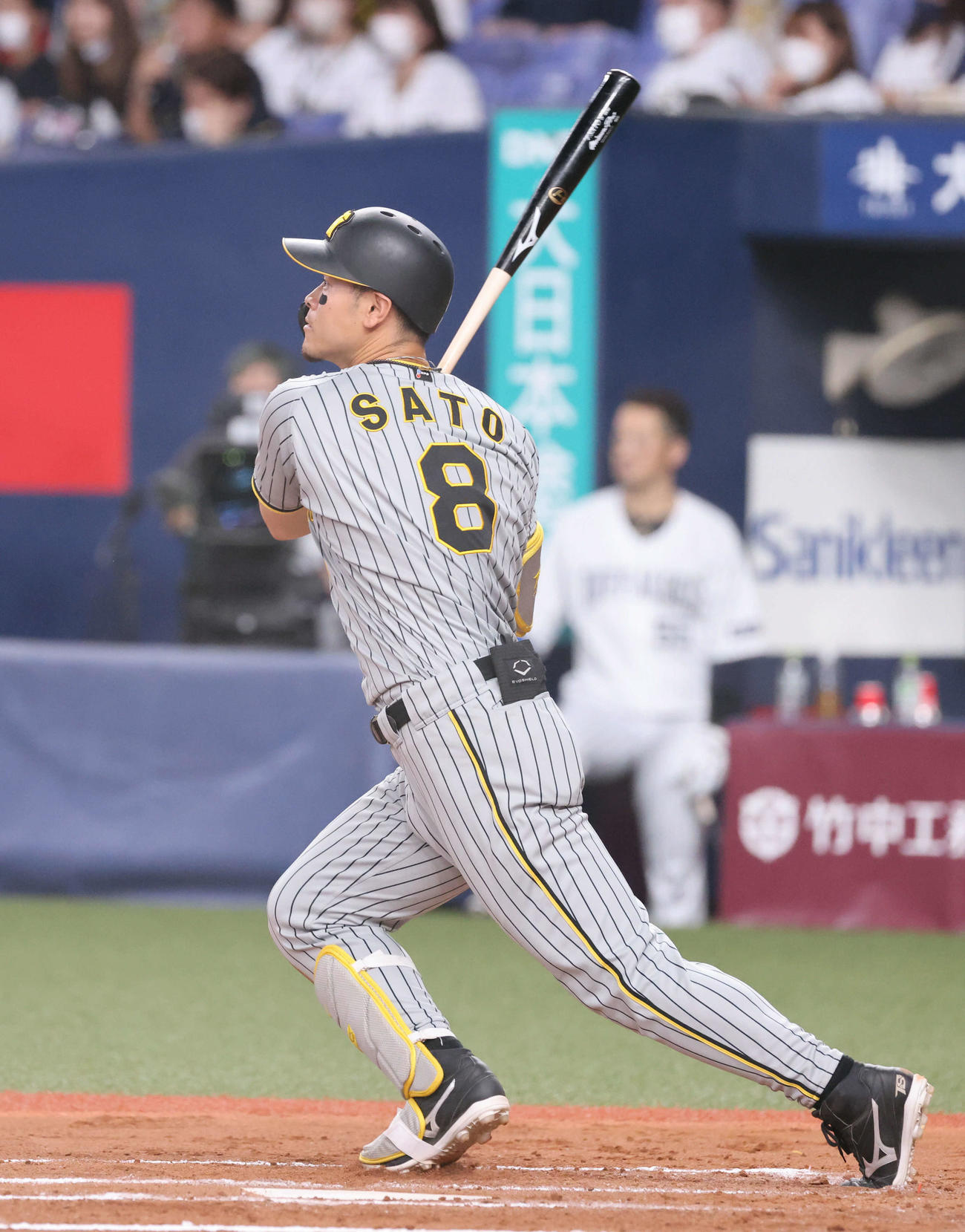 オリックス対阪神　7回表阪神1死一、二塁、佐藤輝は右2点適時二塁打を放つ（撮影・加藤孝規）