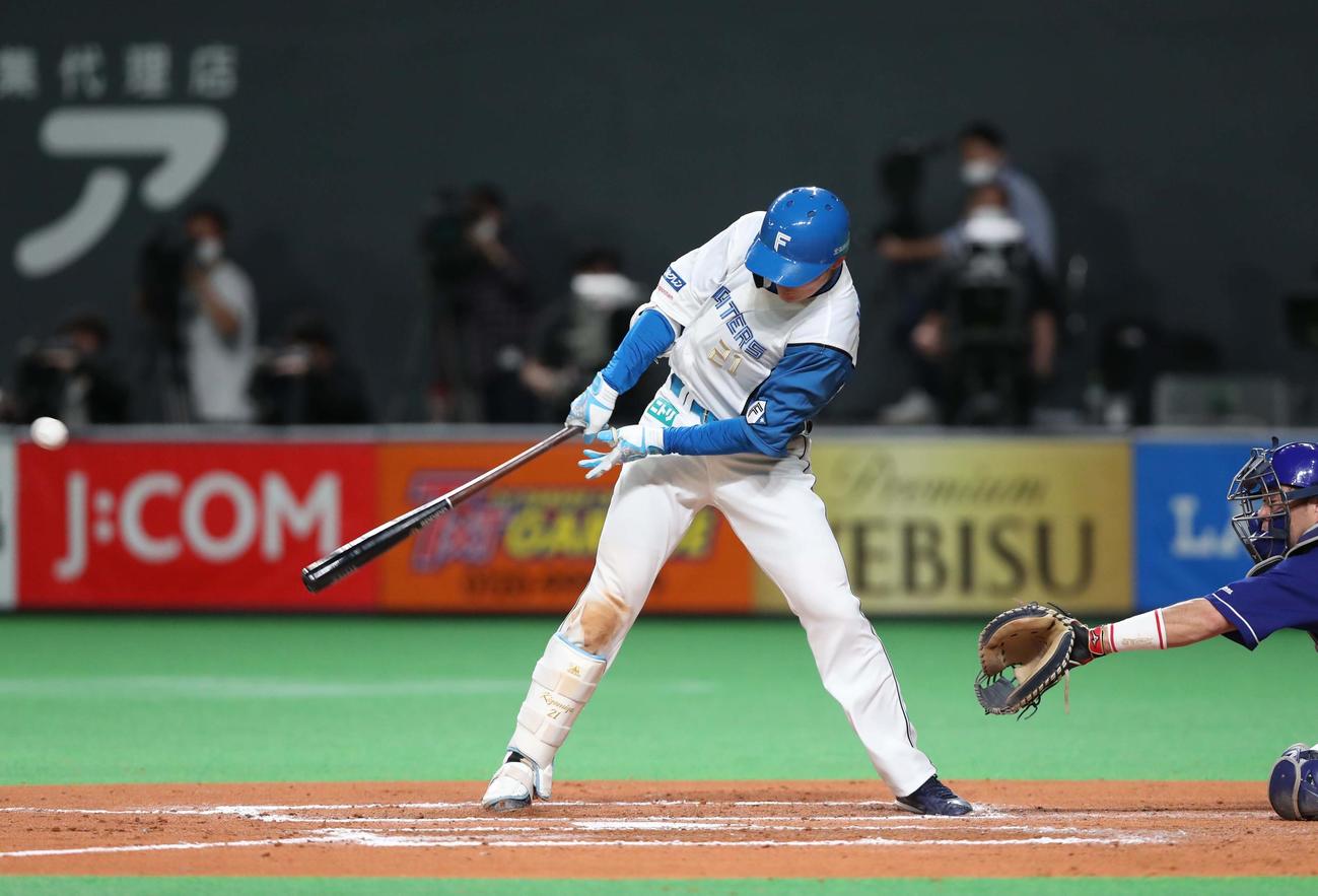 日本ハム対中日　6回裏日本ハム1死二塁、中前適時打を放つ清宮（撮影・黒川智章）