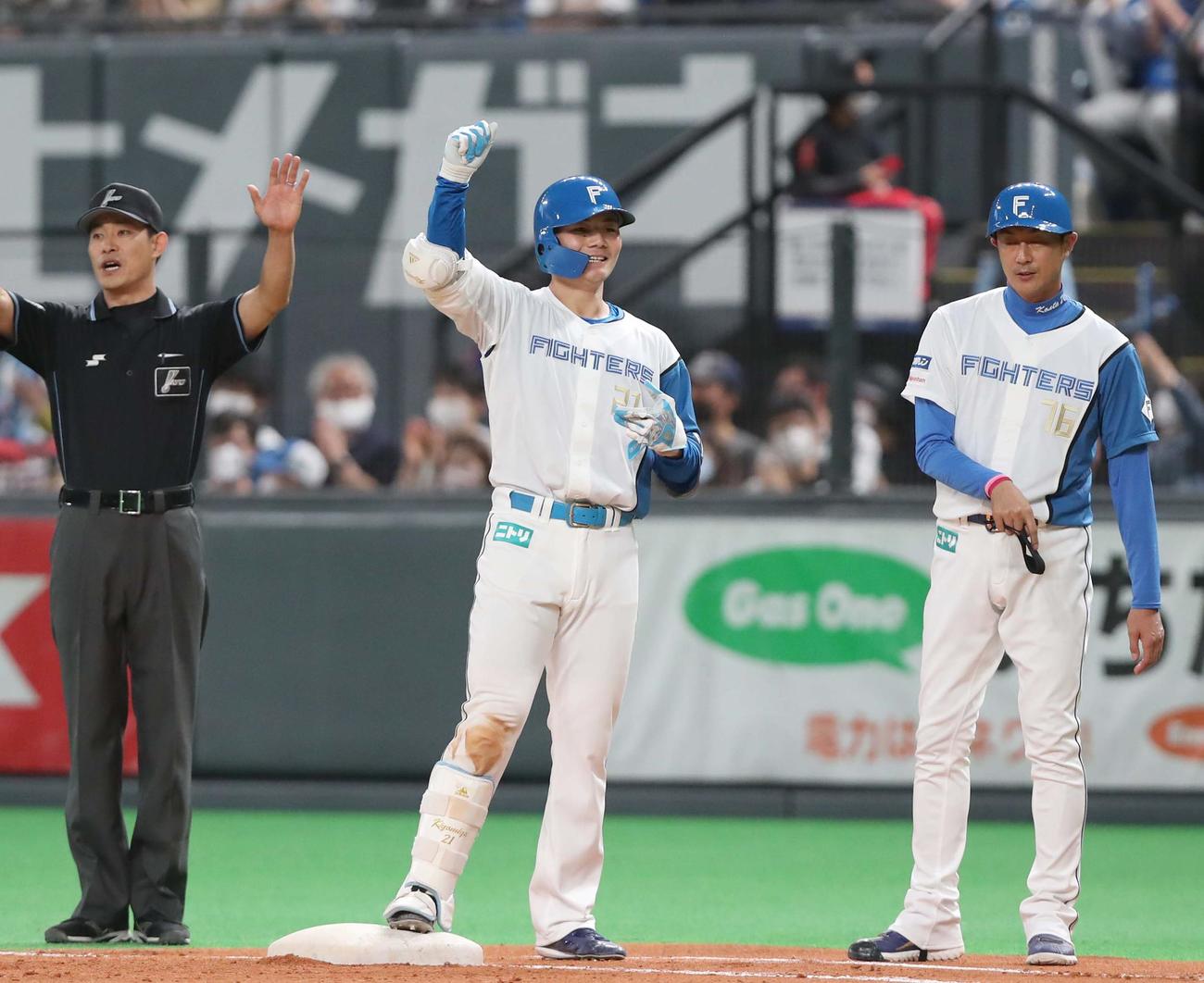 日本ハム対中日　6回裏日本ハム1死二塁、中前適時打を放ちガッツポーズの清宮（撮影・黒川智章）