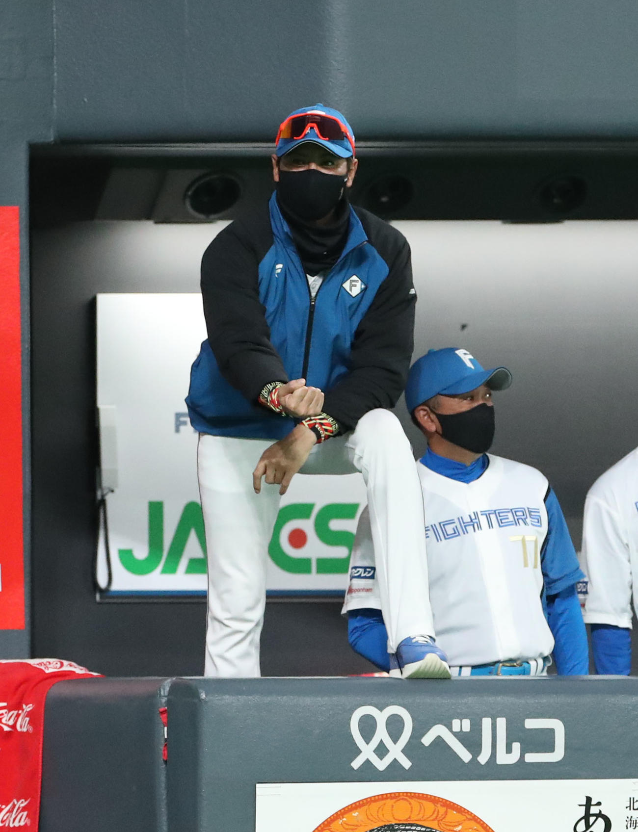 日本ハム対中日　6回裏日本ハム1死二塁、清宮の中前適時打にガッツポーズをする新庄監督（撮影・佐藤翔太）