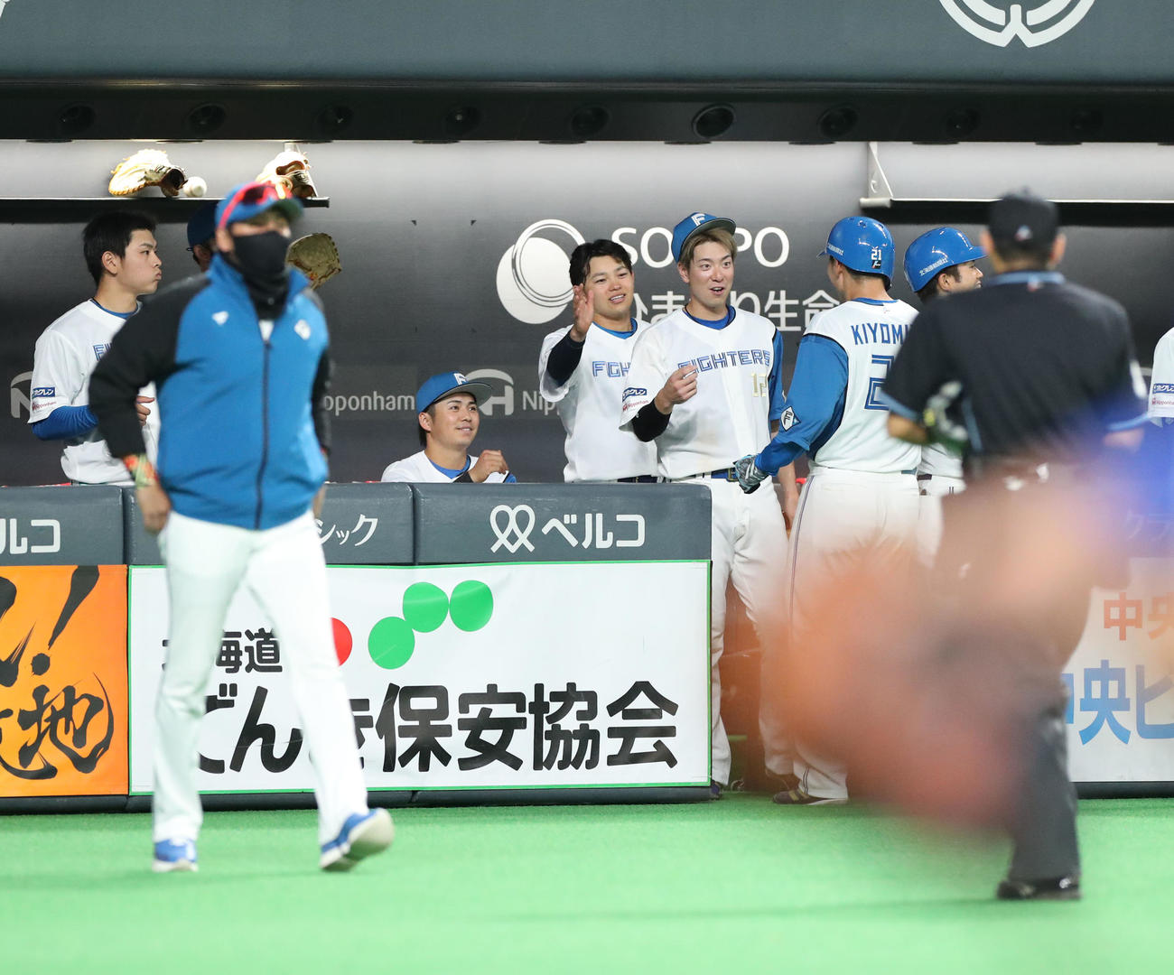 日本ハム対中日　中前適時打を放った清宮（右）はチームメートに出迎えられる。左手前は新庄監督（撮影・佐藤翔太）