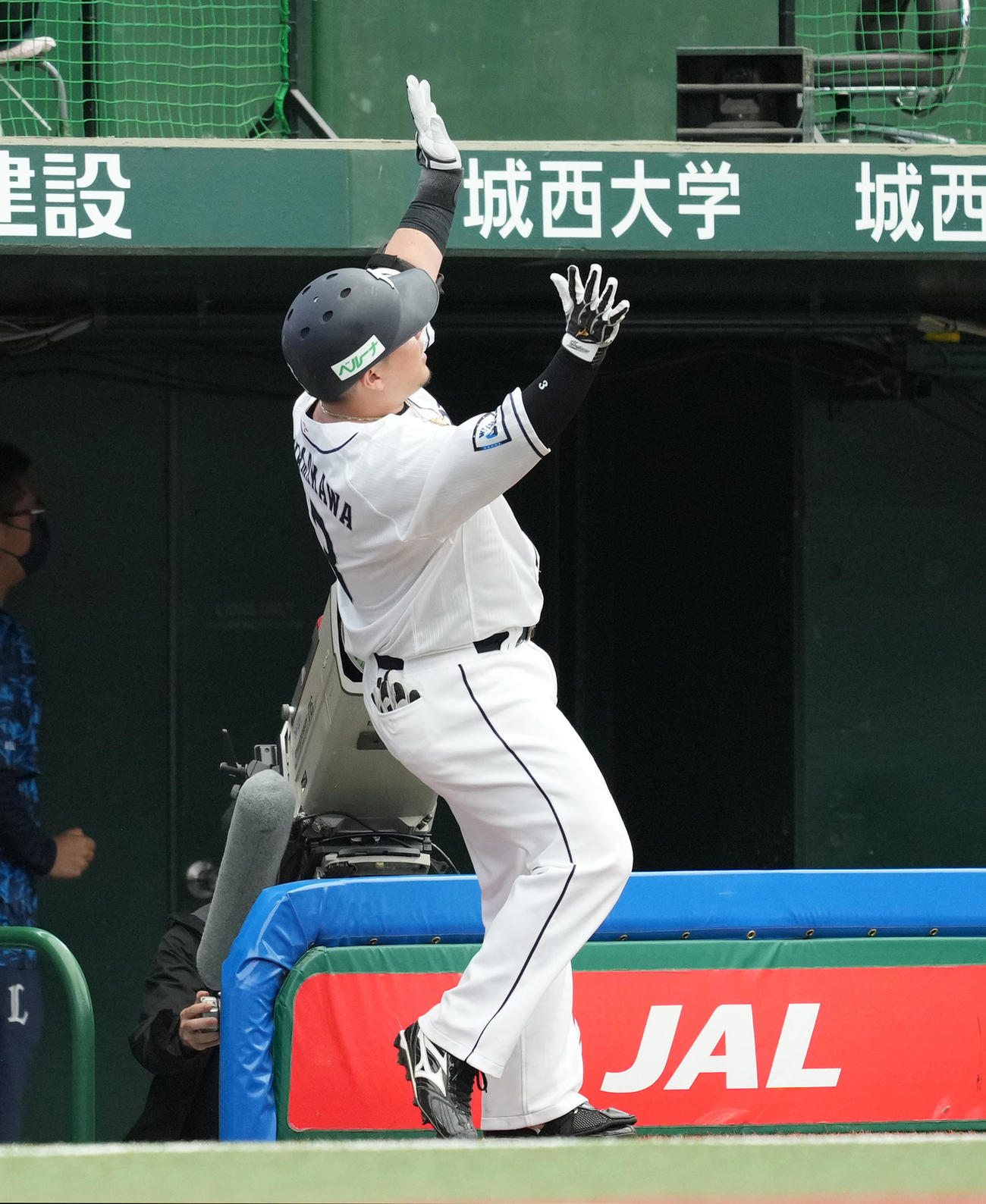 西武対広島　3回裏西武無死一塁、左越えに2点本塁打を放ち、ポーズをとる山川（撮影・菅敏）