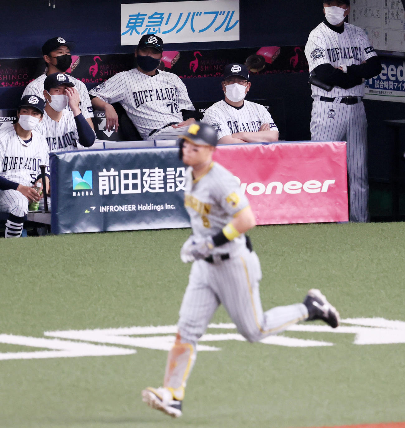 オリックス対阪神　9回表阪神1死一、二塁、中嶋監督は右越え3点本塁打を放った佐藤輝（手前）の打球を見守る（撮影・加藤哉）