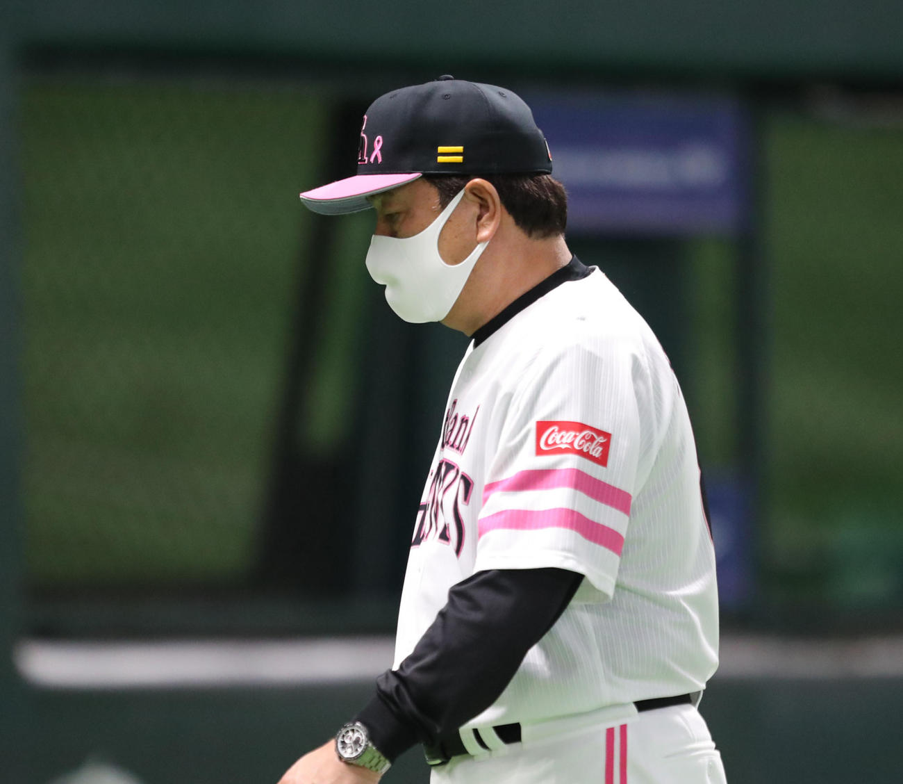 選手交代を審判に告げた藤本博史監督（撮影・梅根麻紀）