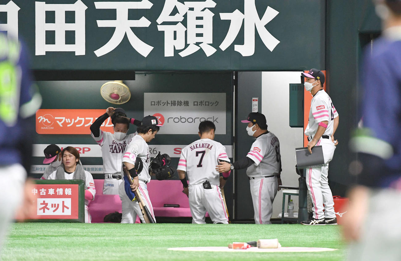 ソフトバンク対ヤクルト　完封負けとなり、藤本監督（右から2人目）はベンチから引き揚げるナインの腰をたたいて送り出す（撮影・岩下翔太）