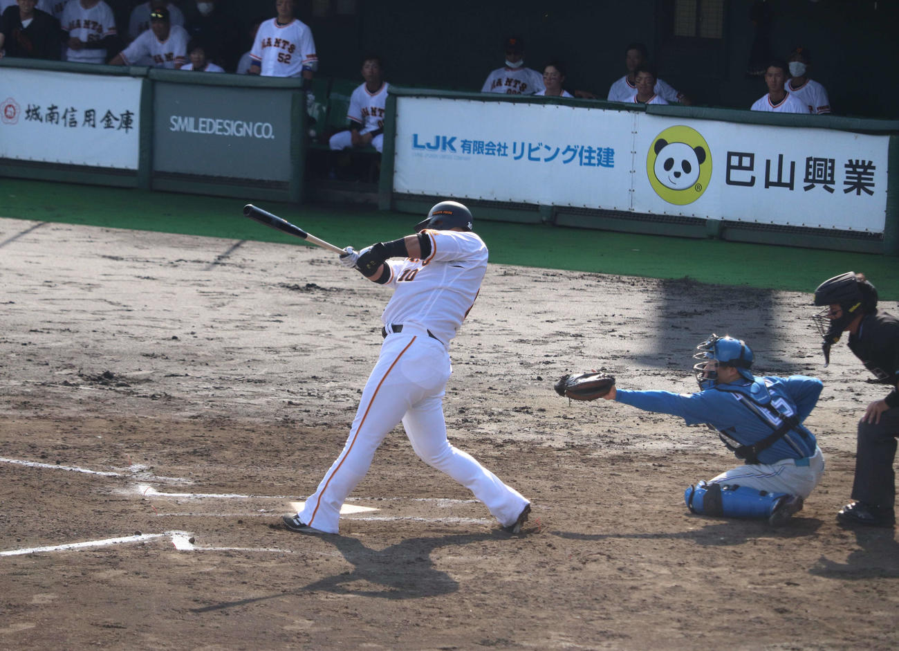 イースタン・リーグ日本ハム戦の6回2死、右翼ポール際への6号ソロを放った巨人中田（撮影・小早川宗一郎）