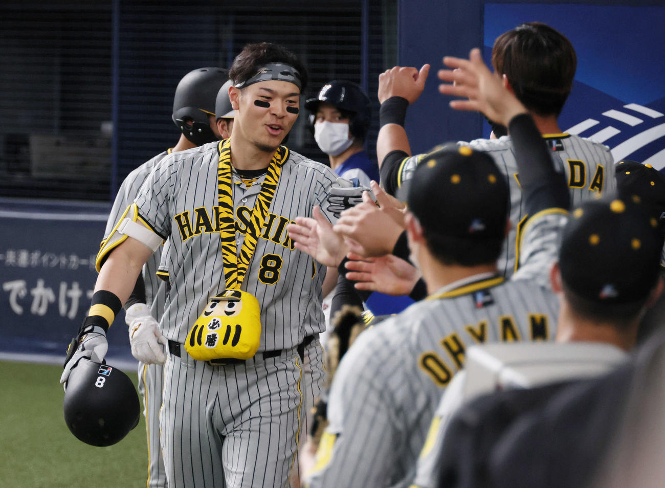 オリックス対阪神　9回表阪神1死一、二塁、右越え3点本塁打を放ち、ナインに迎えられる佐藤輝（撮影・加藤孝規）