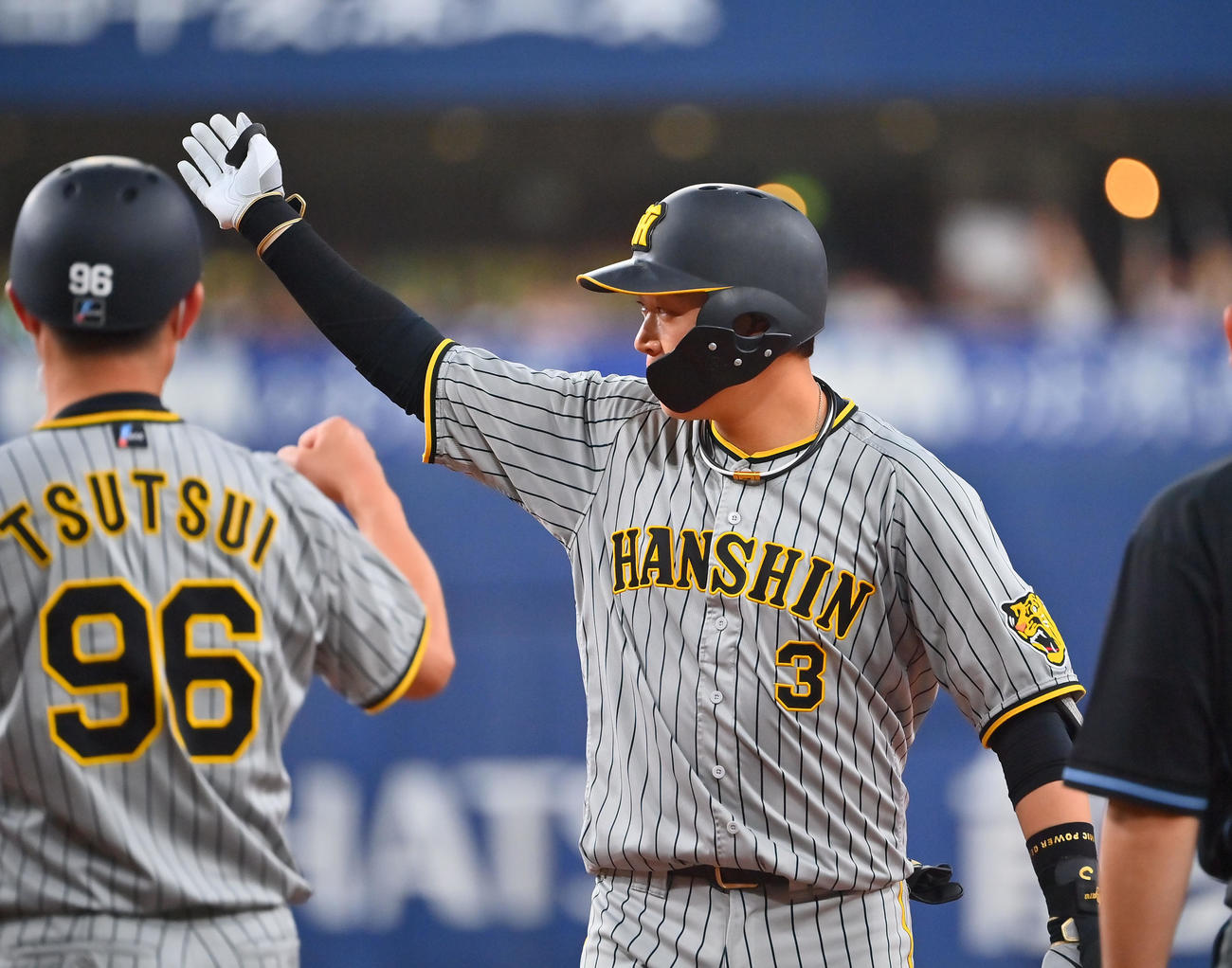 オリックス対阪神　5回表阪神2死満塁、右前に2点適時打を放った大山はベンチに向かいポーズ（撮影・和賀正仁）