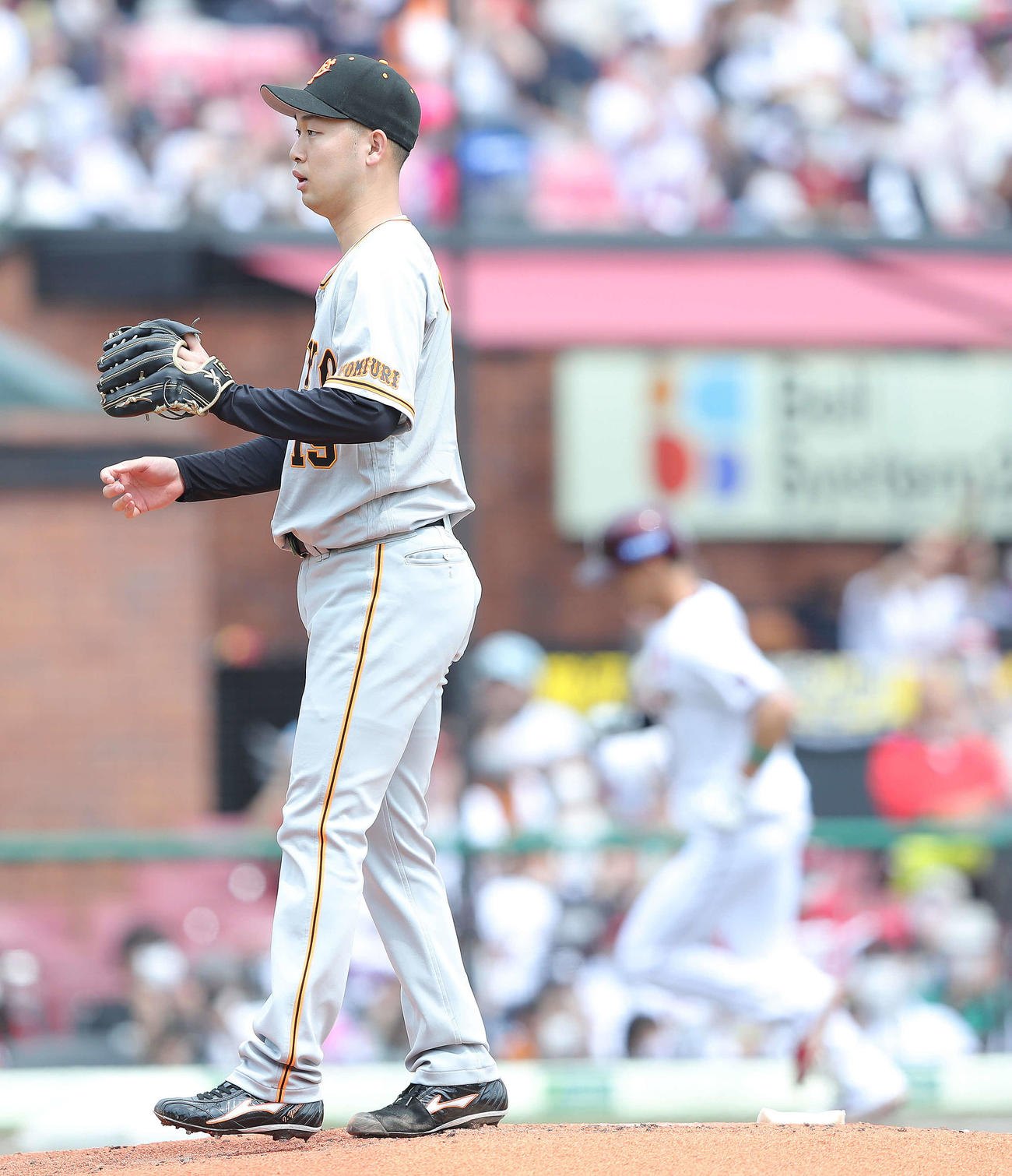 楽天対巨人　2回裏楽天1死、辰巳に右越え先制ソロ本塁打を浴びる山崎伊（撮影・河田真司）