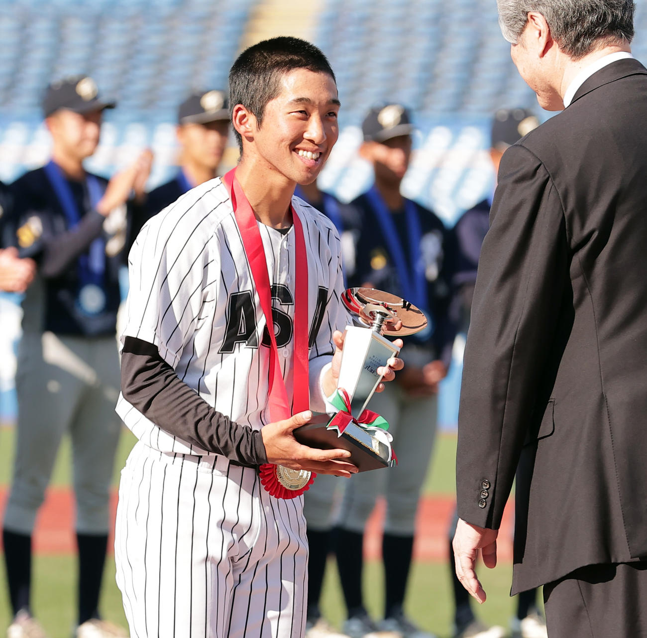 亜大対上武大　最優秀選手賞を受賞し、トロフィーを受け取る亜大・田中幹主将（撮影・野上伸悟）