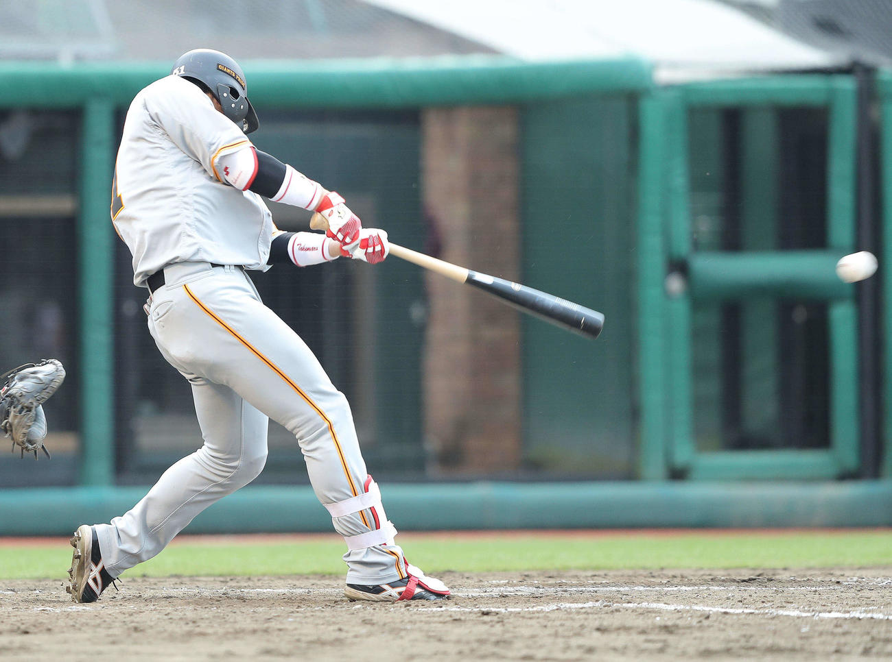 楽天対巨人　5回表巨人1死、中前打を放つ八百板（撮影・河田真司）