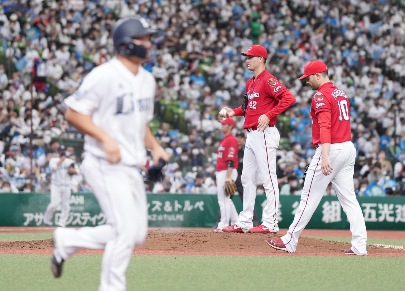 2回裏西武2死満塁、川越（左端）に押し出しの四球を許すアンダーソン（右から2人目）（撮影・菅敏）