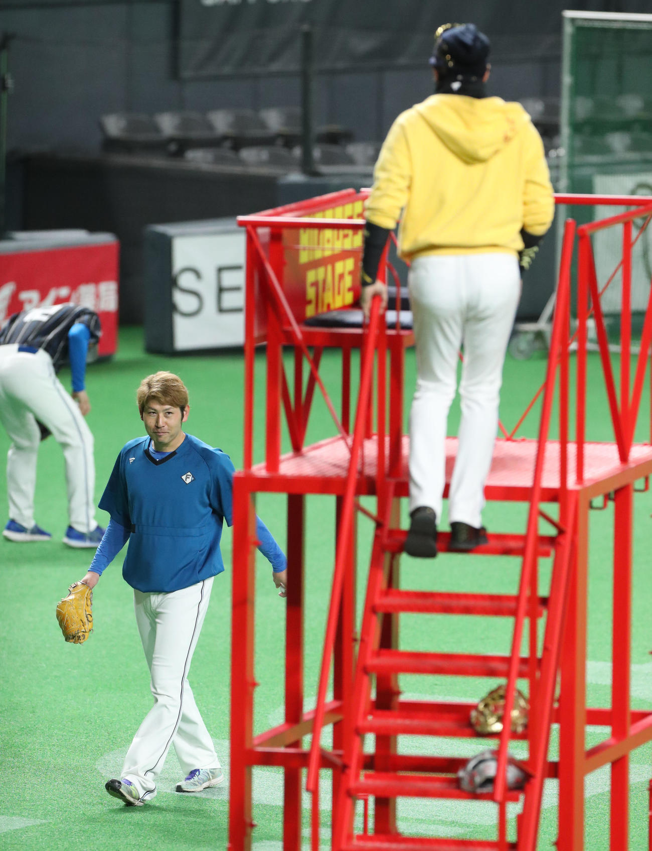 日本ハム対中日　試合前、あいさつを交わす日本ハム加藤（左後方）と新庄監督（撮影・佐藤翔太）