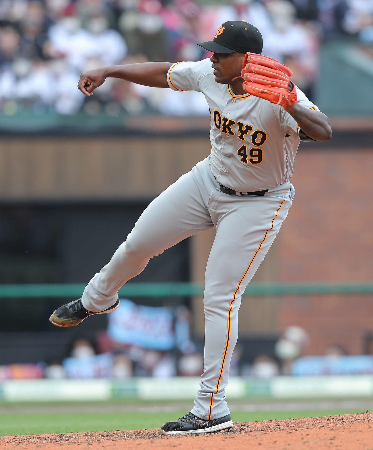 楽天対巨人　6回裏、巨人5番手で登板するビエイラ（撮影・河田真司）