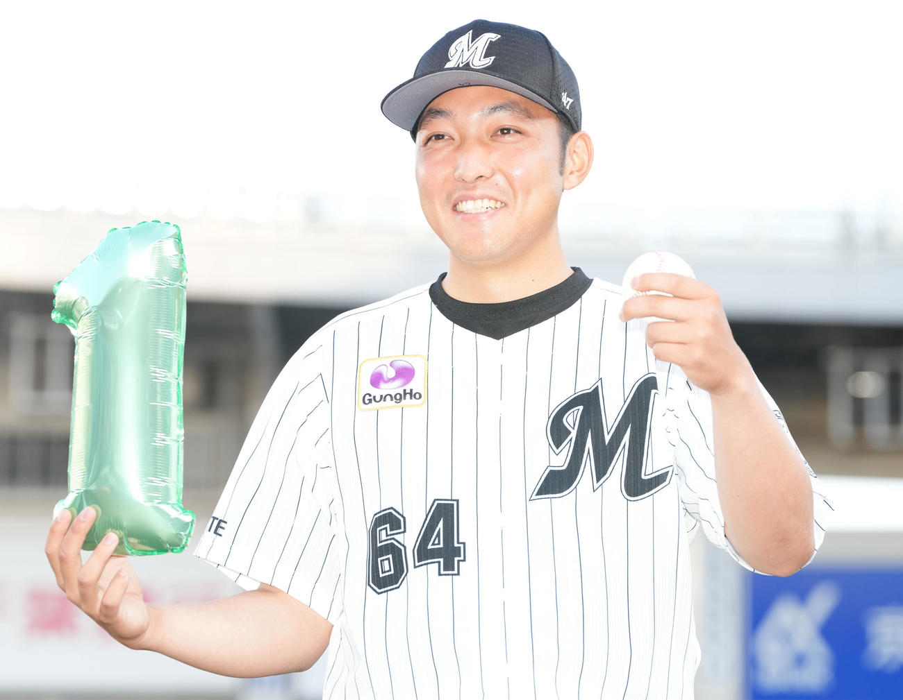 ロッテ対DeNA　プロ初勝利のロッテ佐藤奨は笑顔で記念撮影（撮影・鈴木みどり）