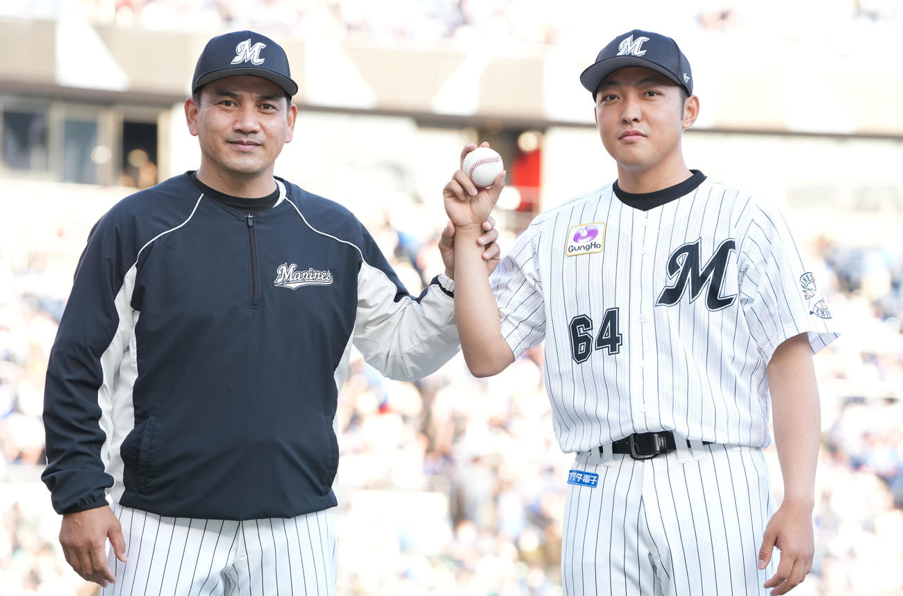 ロッテ対DeNA　プロ初勝利のロッテ佐藤奨（右）は井口監督と笑顔で記念撮影（撮影・鈴木みどり）