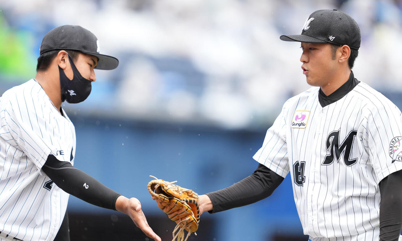 ロッテ対DeNA 1回表を無失点に抑え、松川（左）とタッチを交わすロッテ佐藤奨（撮影・鈴木みどり）