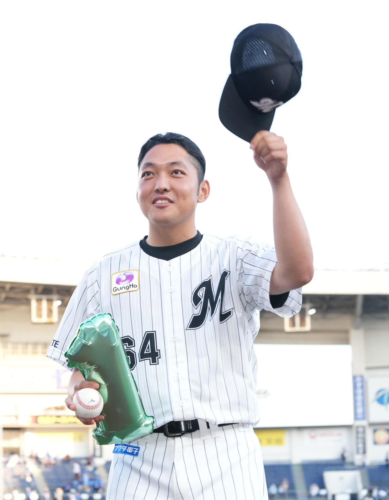 ロッテ対DeNA　プロ初勝利のロッテ佐藤奨はファンの声援に応える（撮影・鈴木みどり）