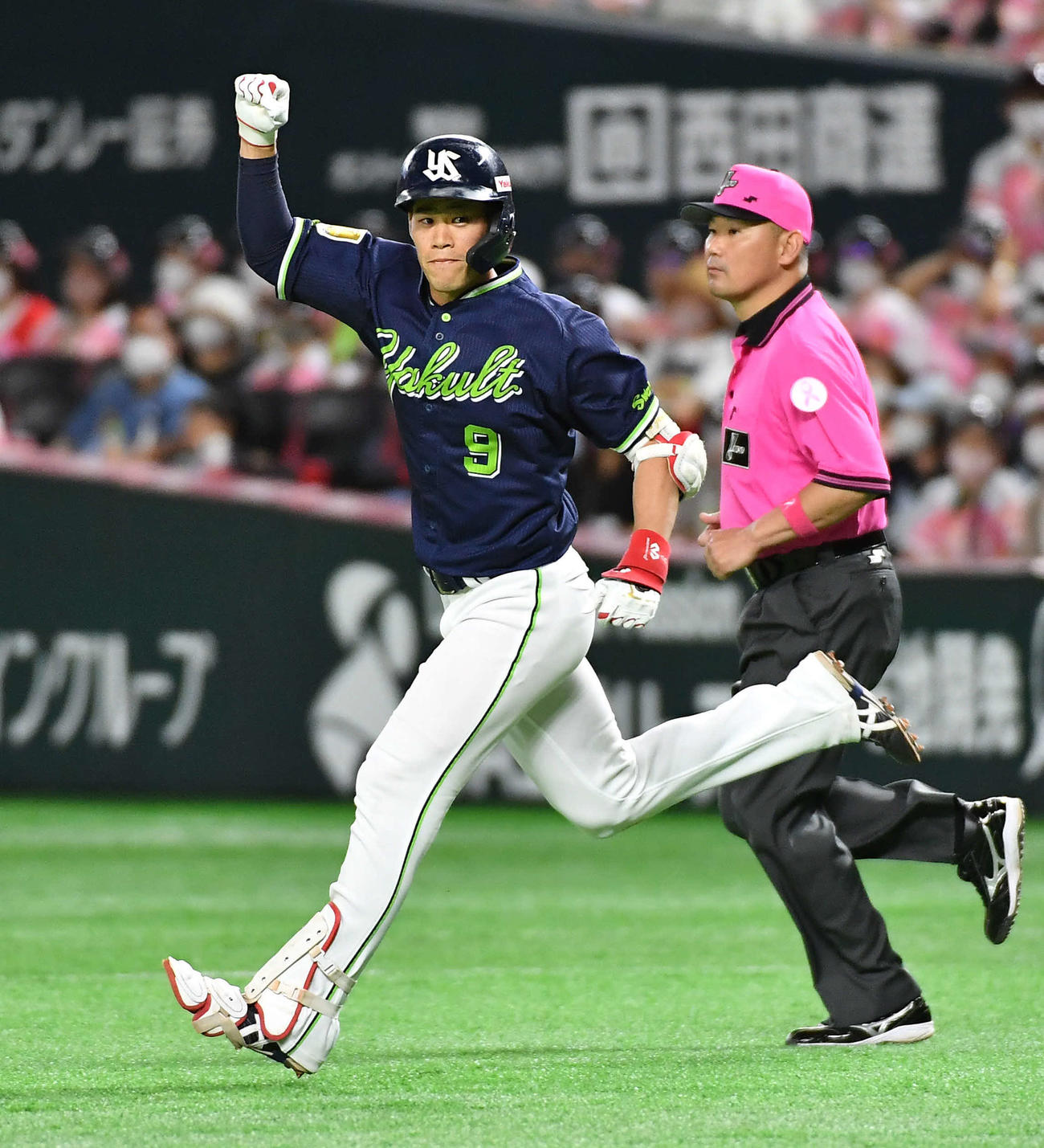 ソフトバンク対ヤクルト　8回表ヤクルト1死二塁、左越え2点本塁打を放ち、ベンチに向かってガッツポーズしながらダイヤモンドを一周する塩見（撮影・岩下翔太）