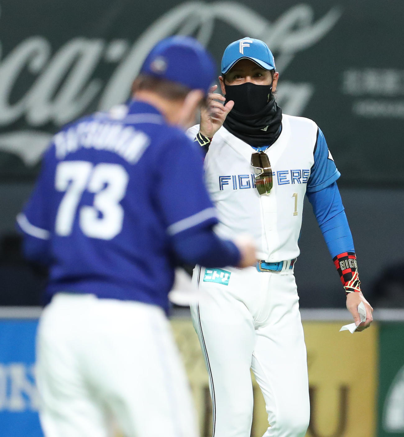 日本ハム対中日　試合前、メンバー表を交換する中日立浪監督（左手前）と日本ハム新庄監督（撮影・佐藤翔太）