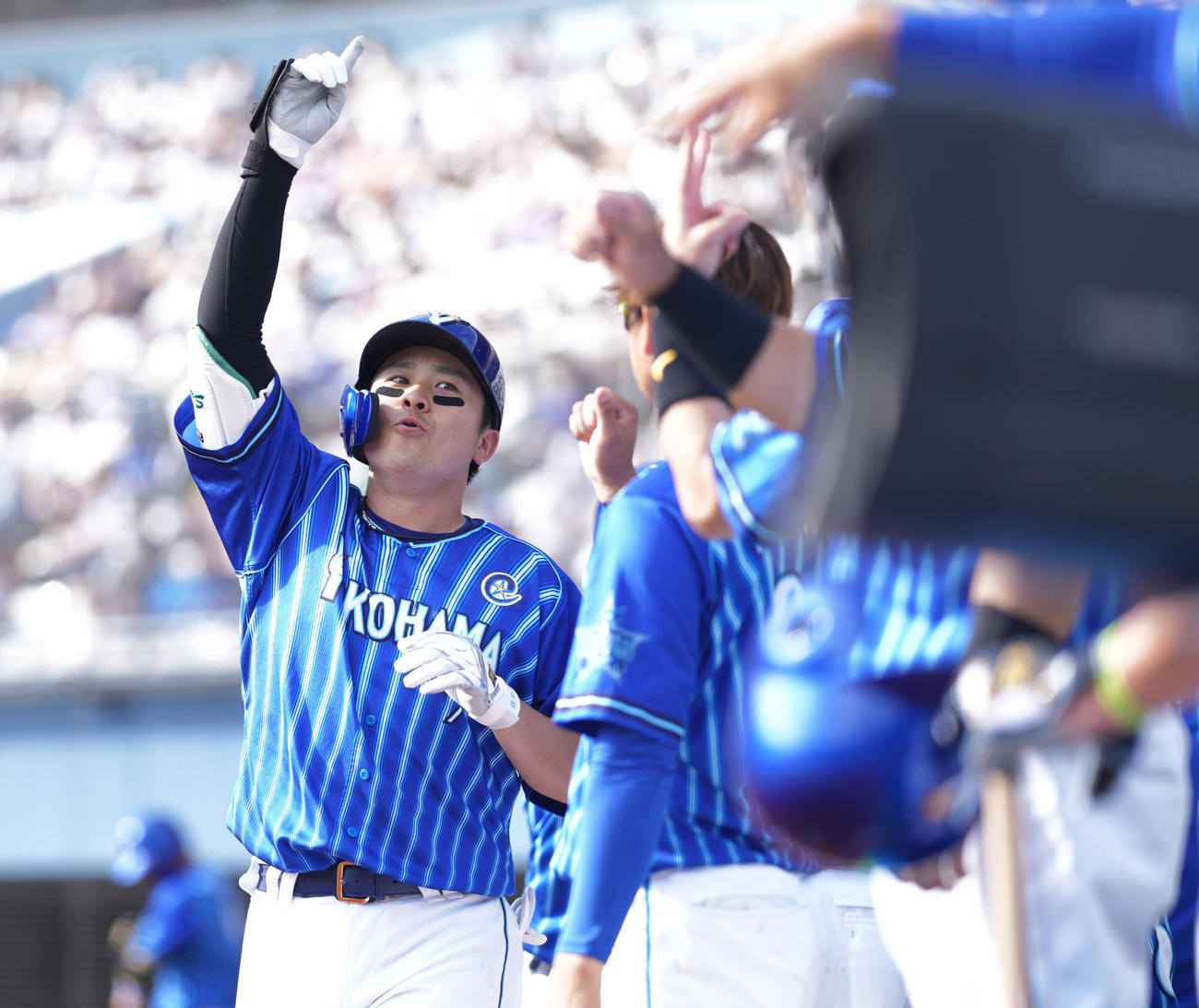 6回表DeNA無死一塁、同点の右越え2点本塁打を放った佐野はベンチ前でポーズ（撮影・鈴木みどり）
