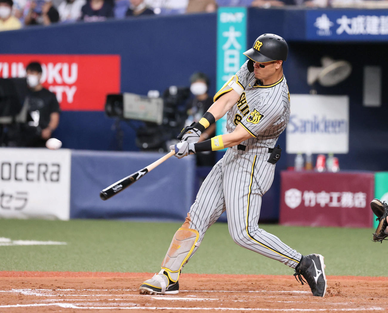 プロ野球交流戦オリックス対阪神　9回表阪神1死一、二塁、佐藤輝明は右越え3点本塁打を放つ（撮影・加藤孝規）