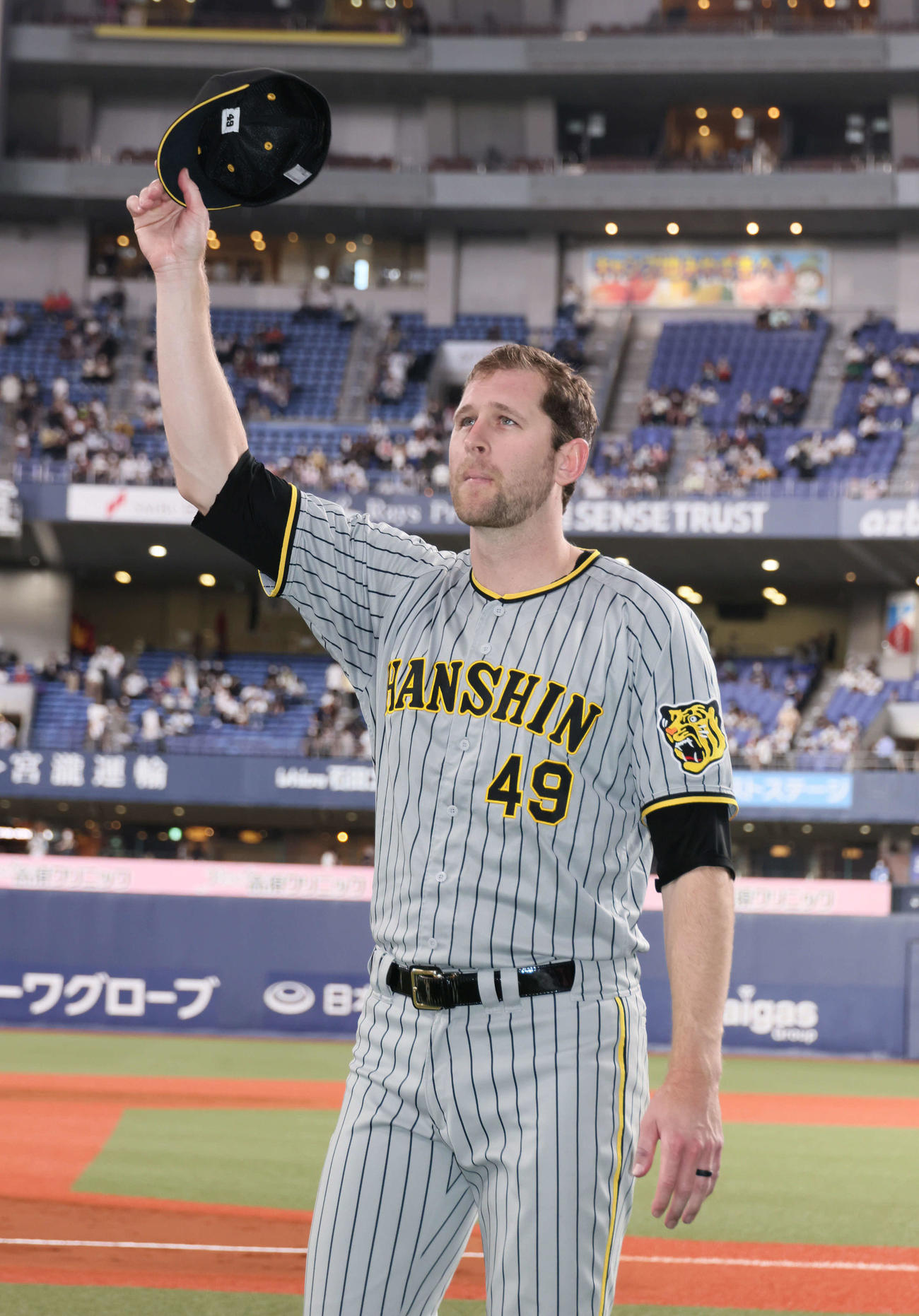 プロ野球交流戦オリックス対阪神　ファンに手を振るジョー・ガンケル（撮影・加藤孝規）