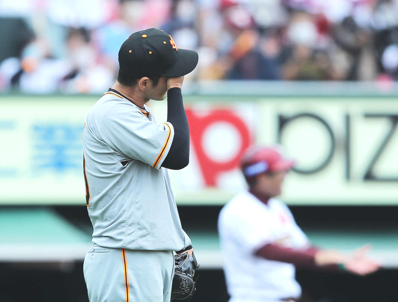 2回裏楽天2死一、二塁、辰己に3点本塁打を浴び、顔を手で覆う鍵谷陽平（撮影・河田真司）
