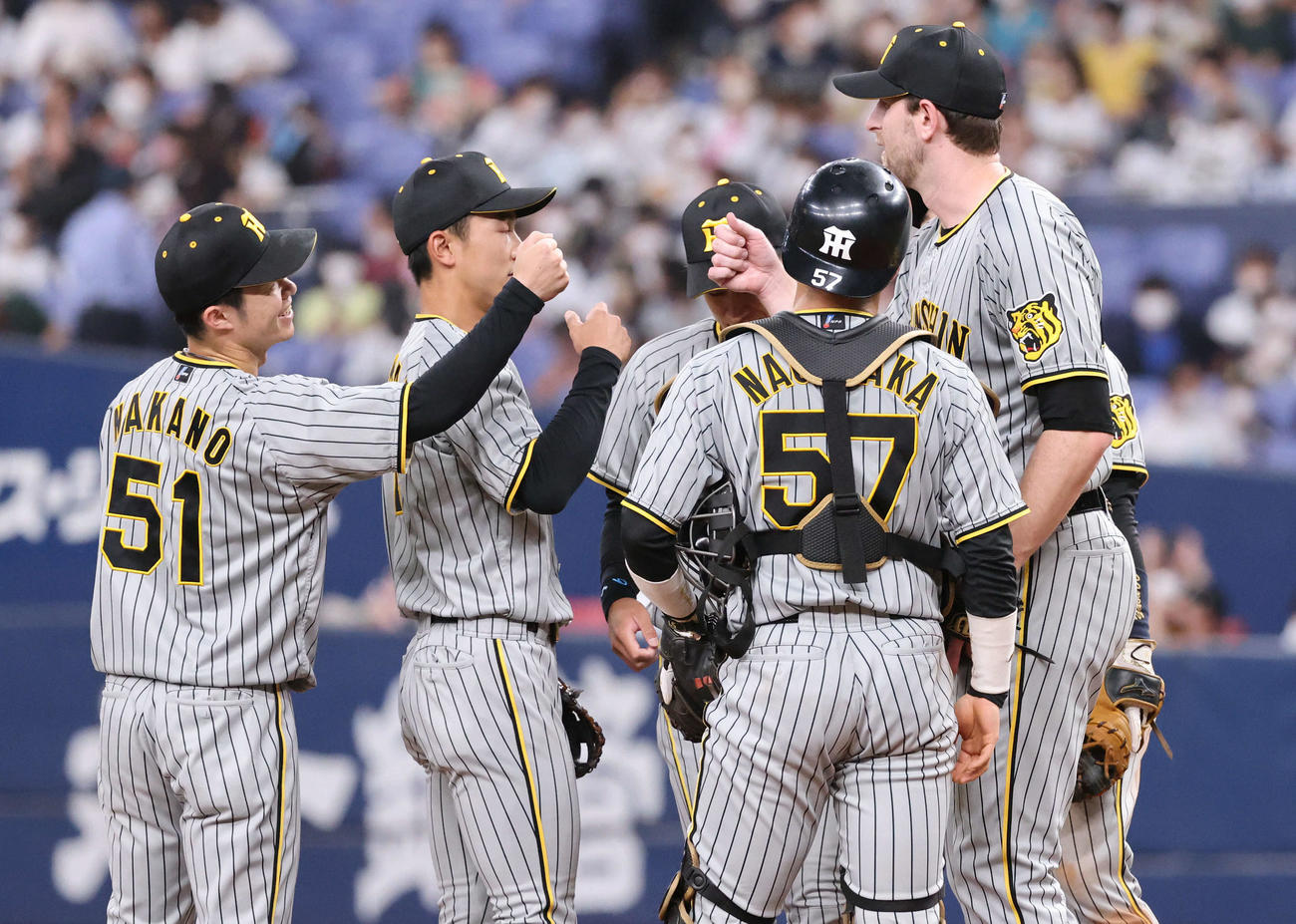 オリックス対阪神　オリックスに快勝したプロ初完投のガンケル（右）とナイン（撮影・加藤孝規）