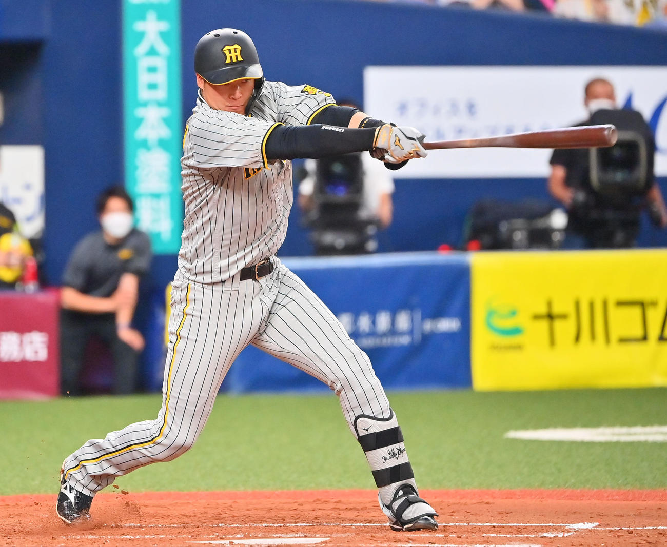 オリックス対阪神　5回表阪神2死満塁、右前に2点適時打を放つ大山（撮影・和賀正仁）