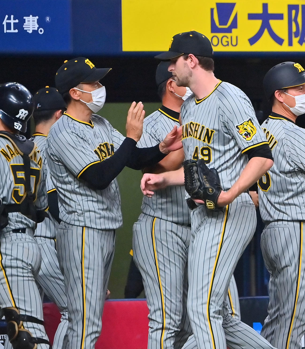 オリックス対阪神　オリックスに勝利し阪神ガンケルとタッチする矢野監督（撮影・和賀正仁）