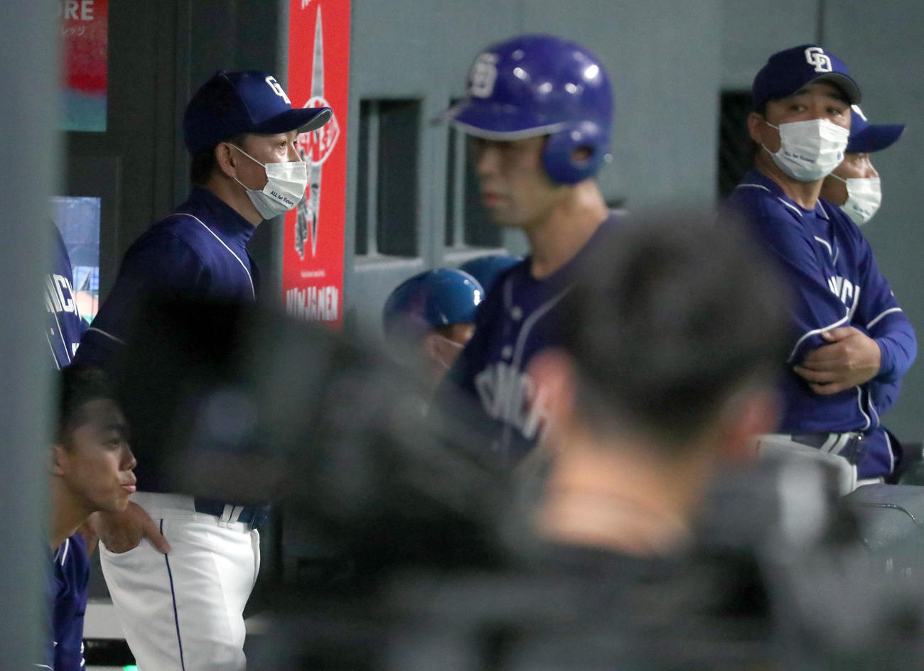 日本ハム対中日　9回表中日1死、阿部（中央手前）が三振に終わり険しい表情でグラウンドを見つめる立浪監督（撮影・佐藤翔太）