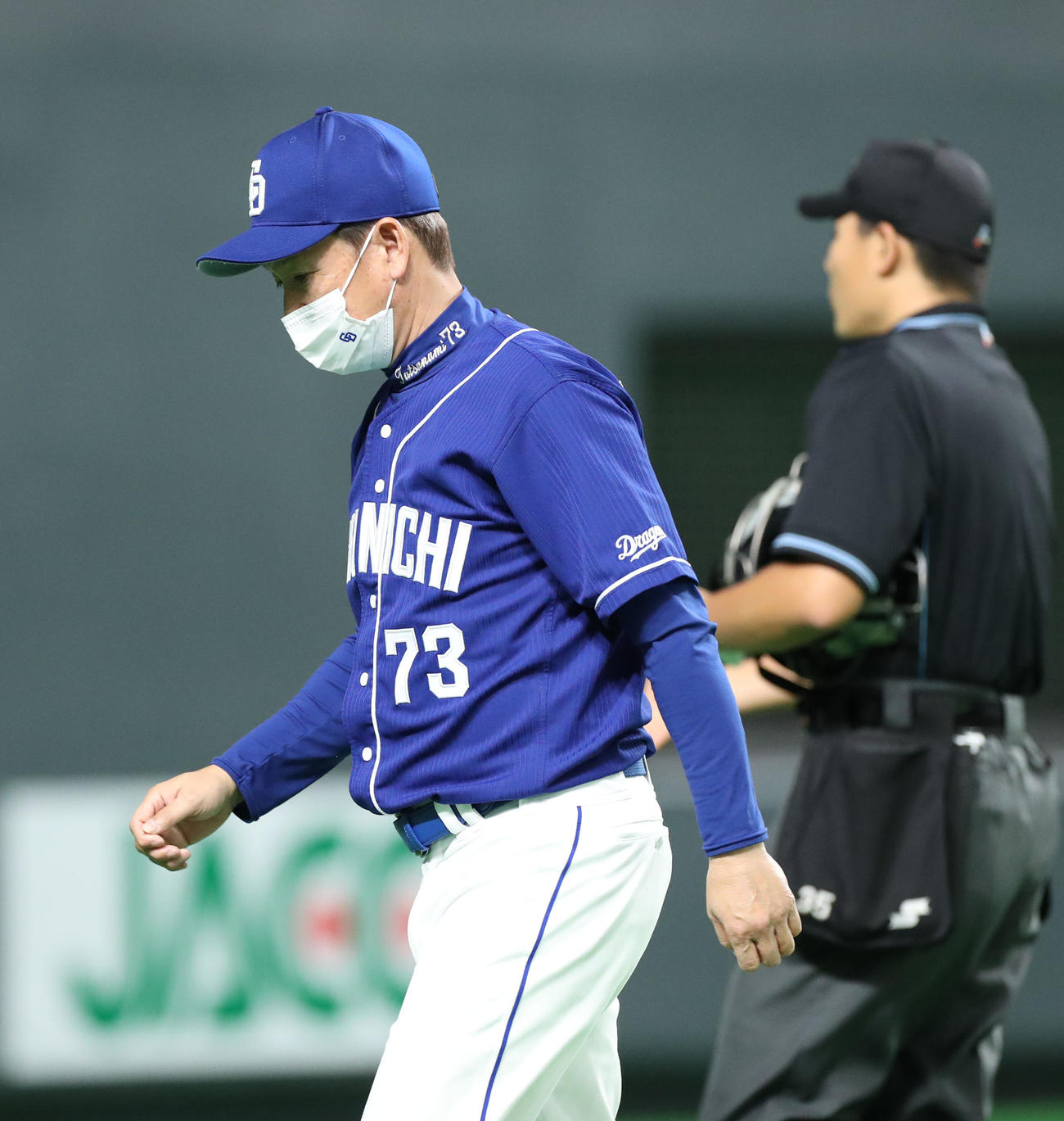 日本ハム対中日　選手交代を告げベンチに戻る中日立浪監督（撮影・佐藤翔太）