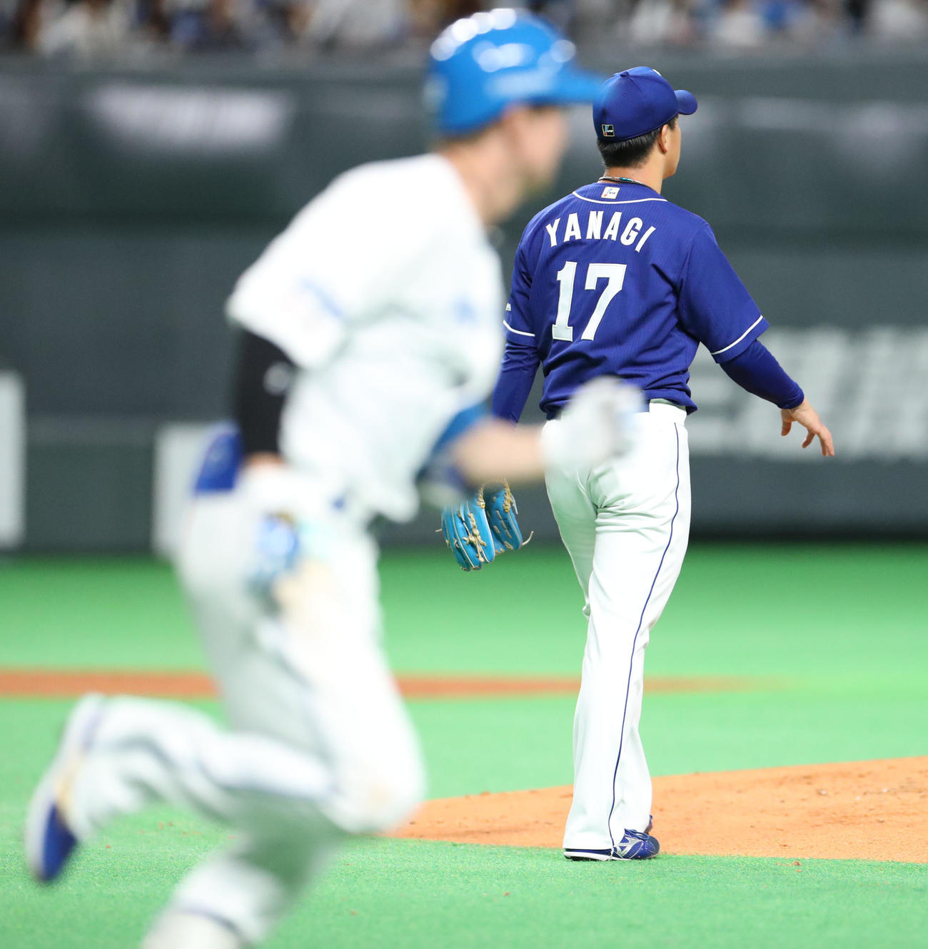 日本ハム対中日　2回裏日本ハム2死二塁、松本剛に先制となる適時二塁打を打たれる柳（撮影・佐藤翔太）